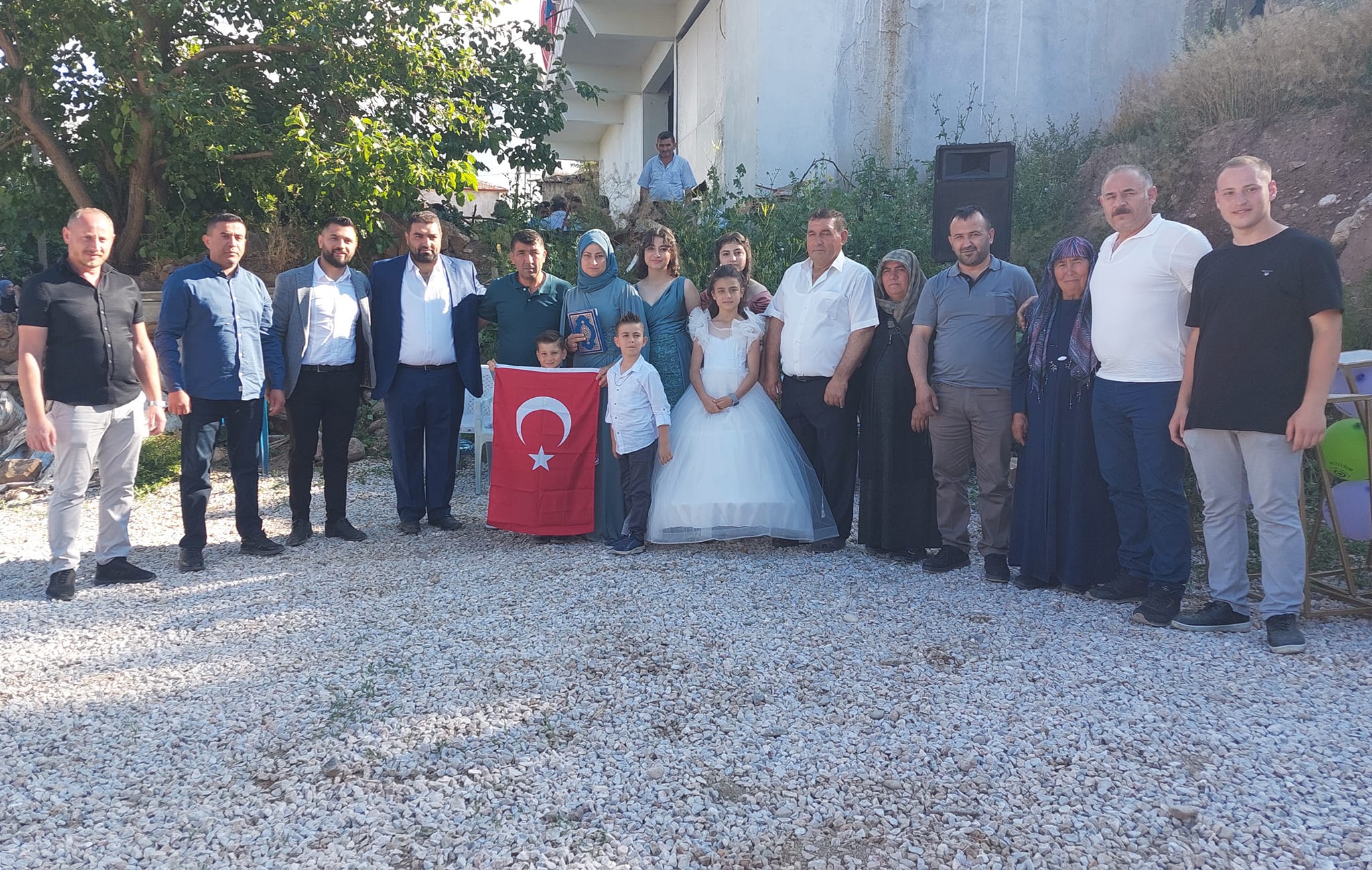 Genç Kazankayalılar Derneği üyelerinin düğünlerine ve asker kınalarına katılarak, Kur-an'ı