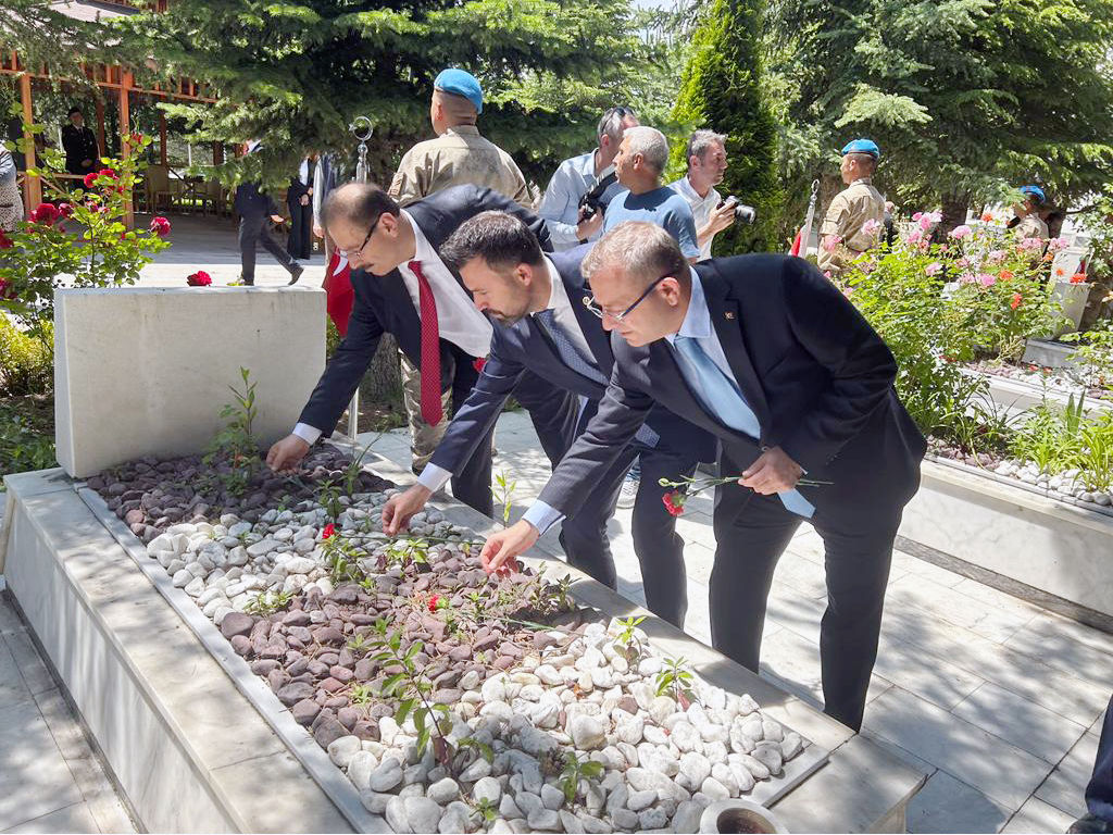 Yozgat’ta bayram öncesinde il protokolü önce Yozgat Şehitliği’ni ziyaret ederek