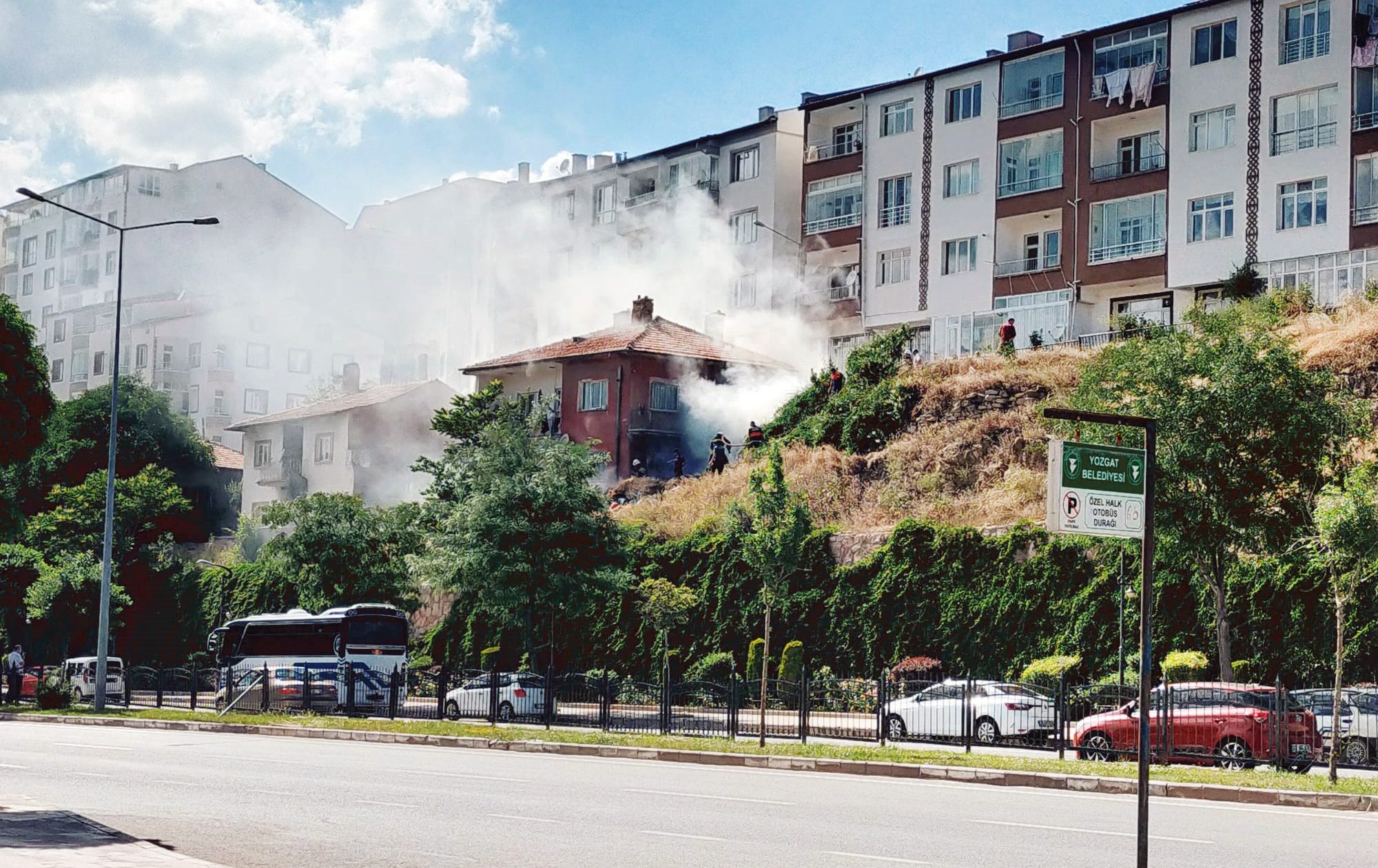 Yozgat’ta mahalle arasında çıkan ot yangını evlere sıçramadan Yozgat Belediyesi