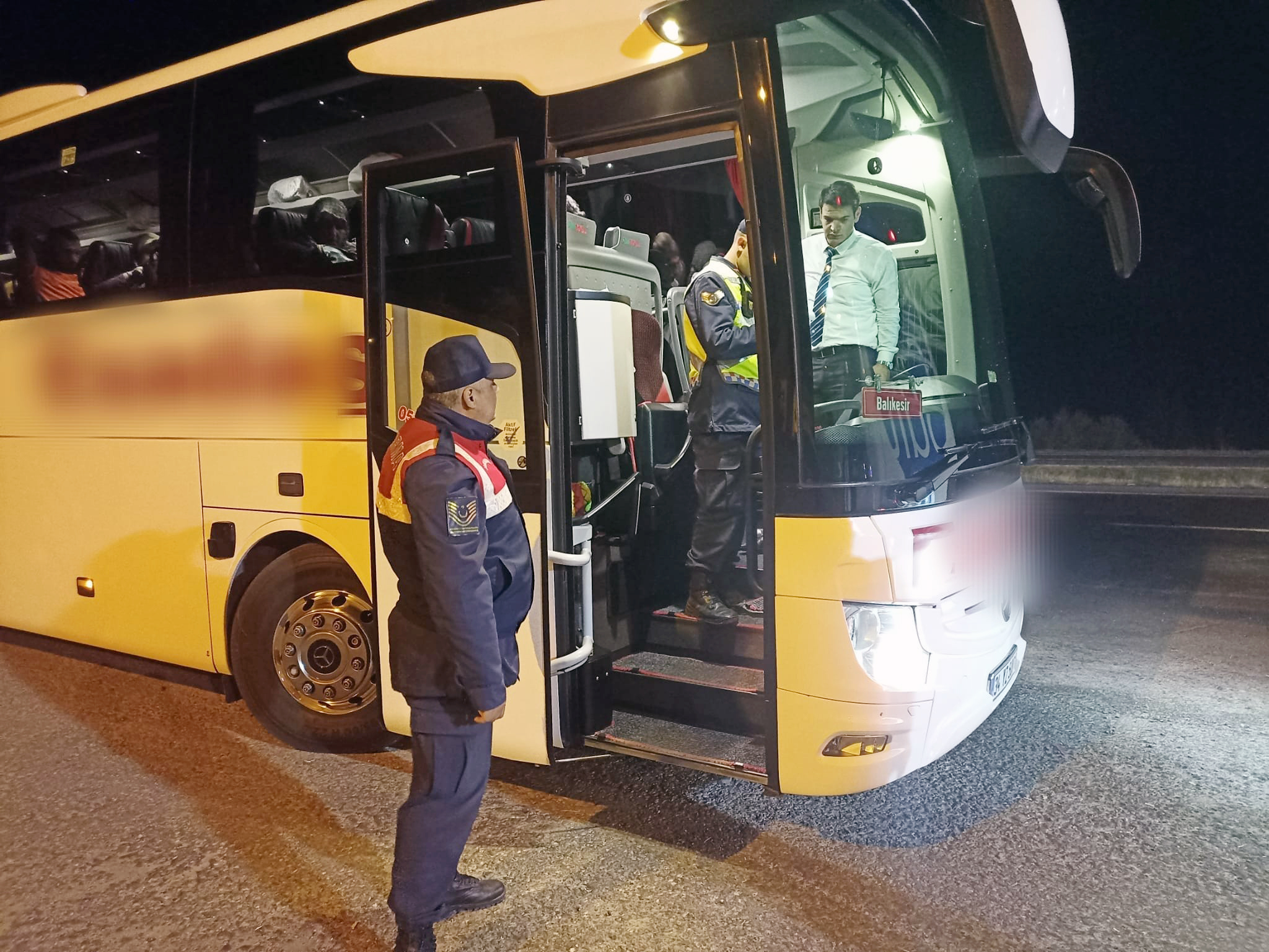 Akdağmadeni İlçesinde Bölge Trafik önünde bulunan ana yolda ilçe Jandarma