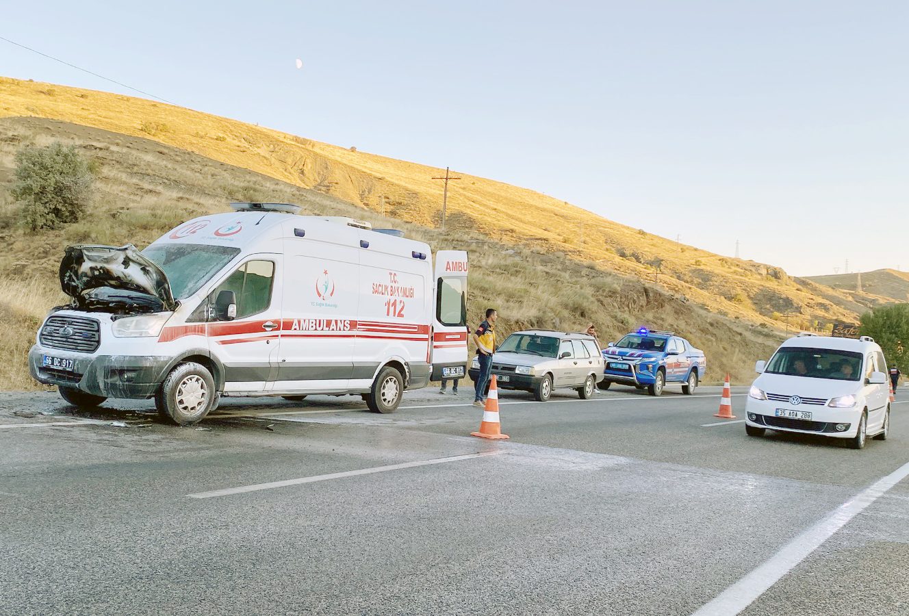 Yakıt ikmali yapmak üzere yola çıkan ambulansın ön kısmından yükselen