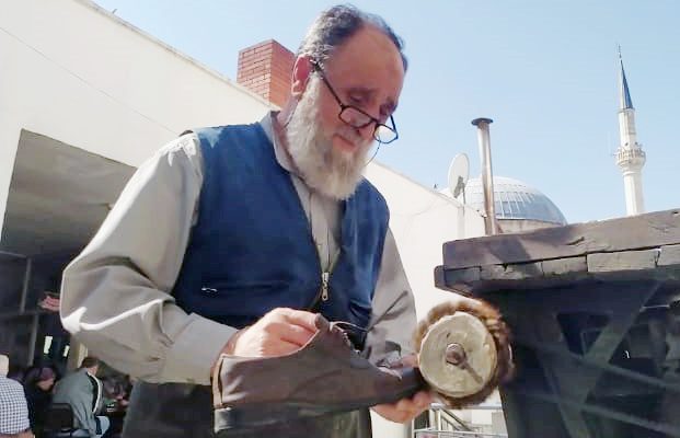 Yarım asırlık ayakkabı ustası Bekir Tansel, mesleğini devredebileceği bir çırak