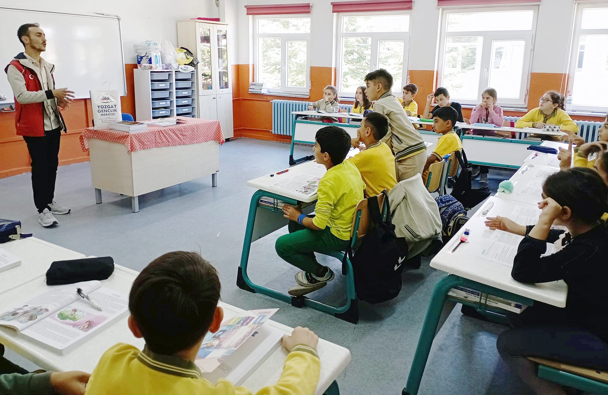 Akdağmadeni Gençlik Merkezi Gençlik Liderleri okulların ilk gününde öğrencileri ziyaret