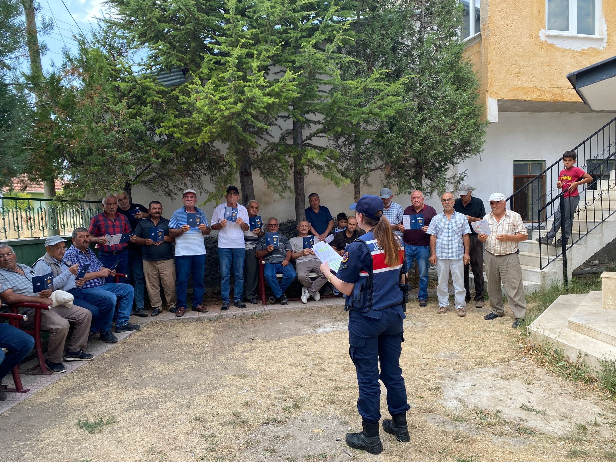 Akdağmadeni İlçe Jandarma Komutanlığı, Akçakışla Köyü'nde kadına yönelik şiddetle mücadele