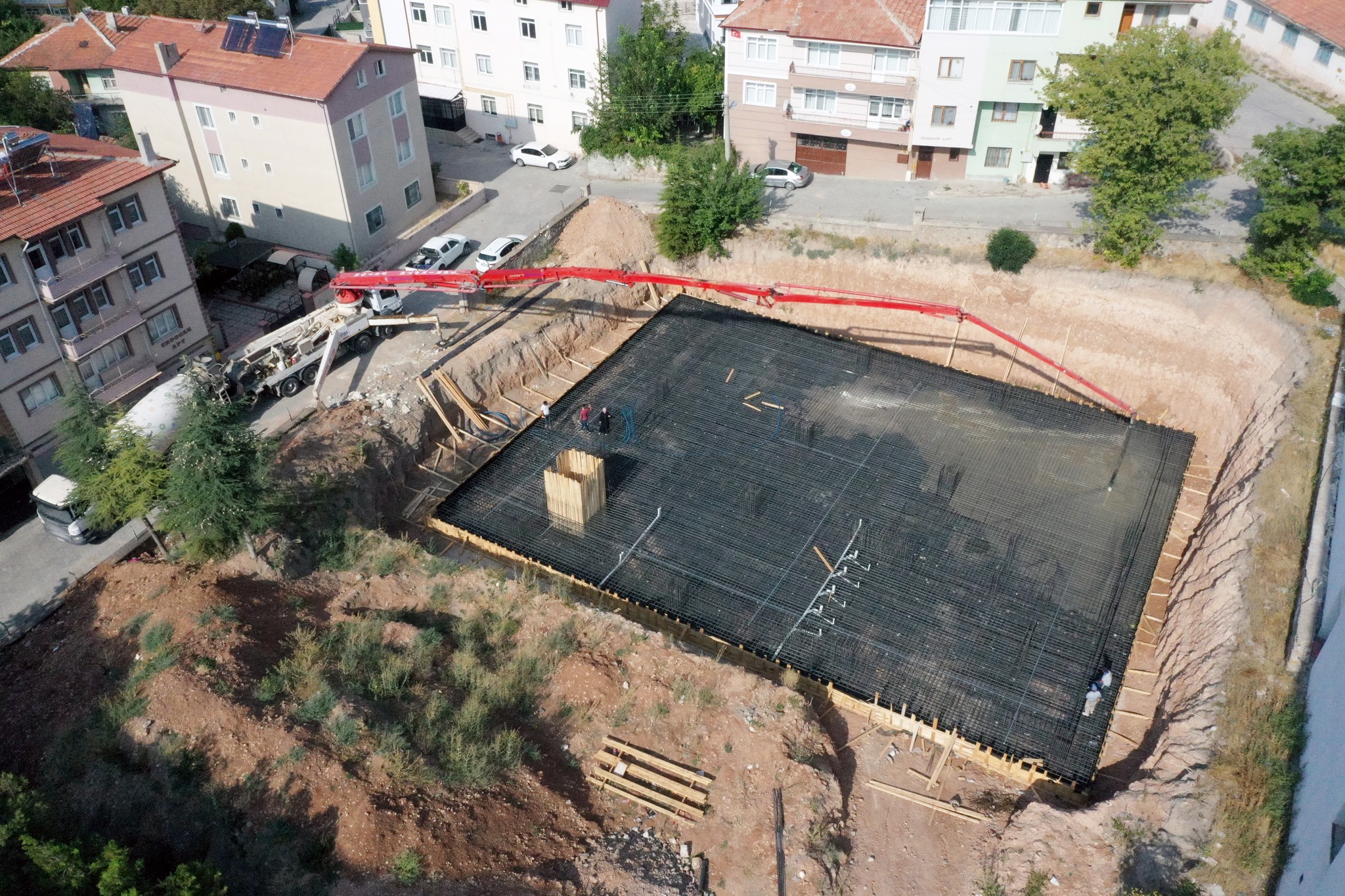 Sarıkaya Belediye Başkanı Ömer Açıkel, ilçelerine kazandırılacak olan Kütüphane ve