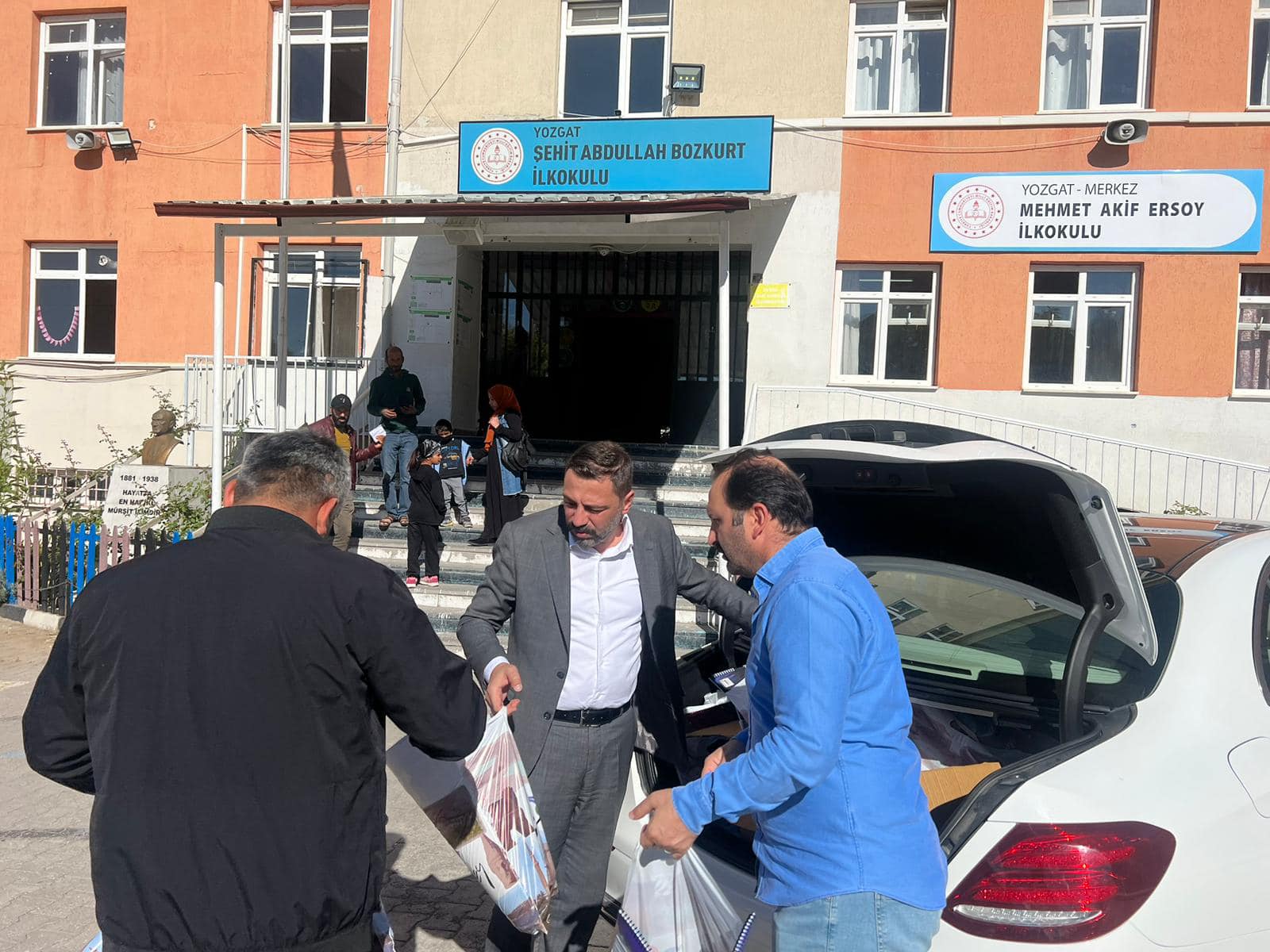 Milliyetçi Hareket Partisi (MHP) Yozgat İl Başkanı Tekin Irgatoğlu, beraberinde