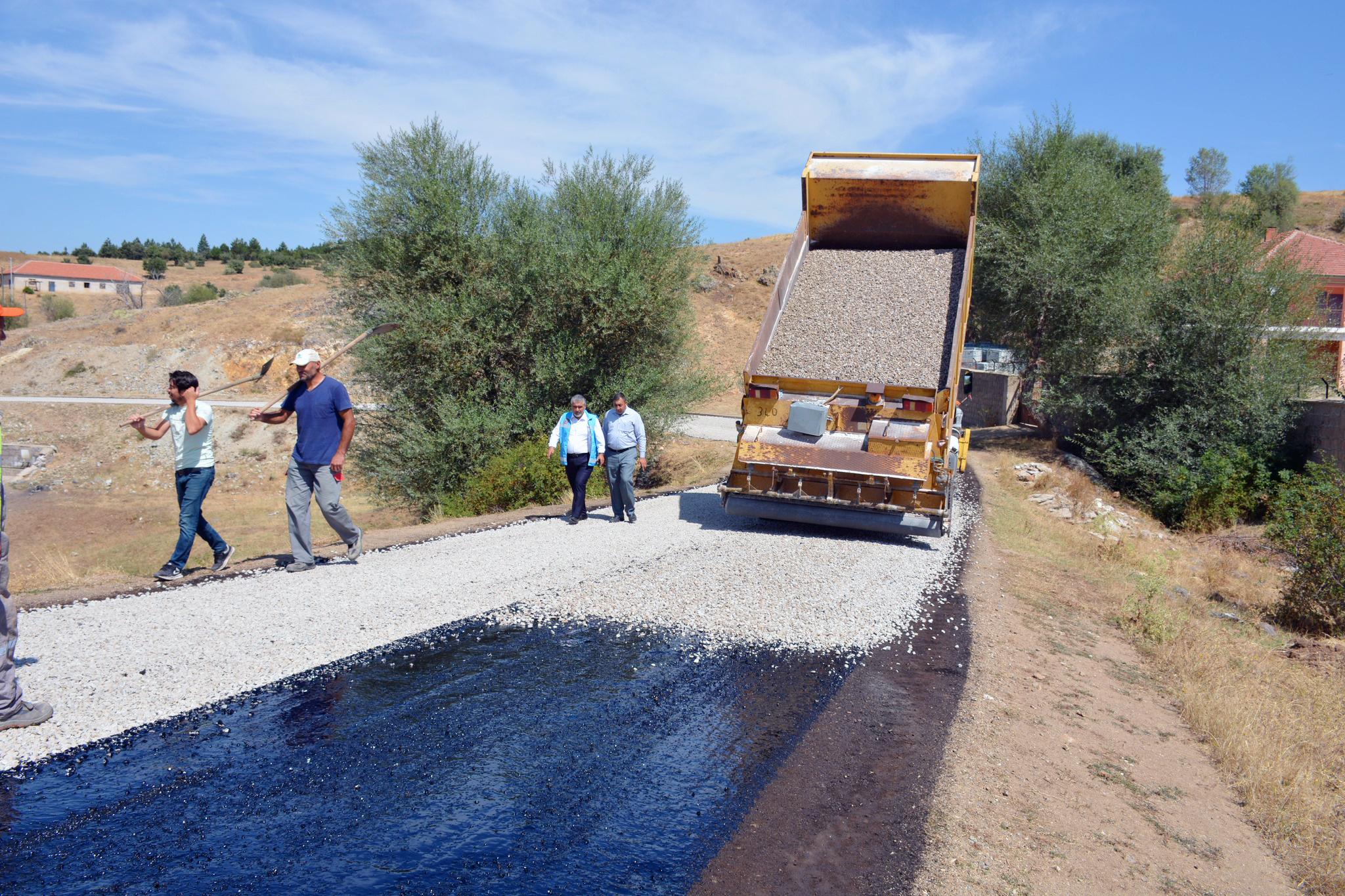 Saraykent ilçesinde Belediye tarafından yapılan asfalt çalışmalarına devam ediliyor.
