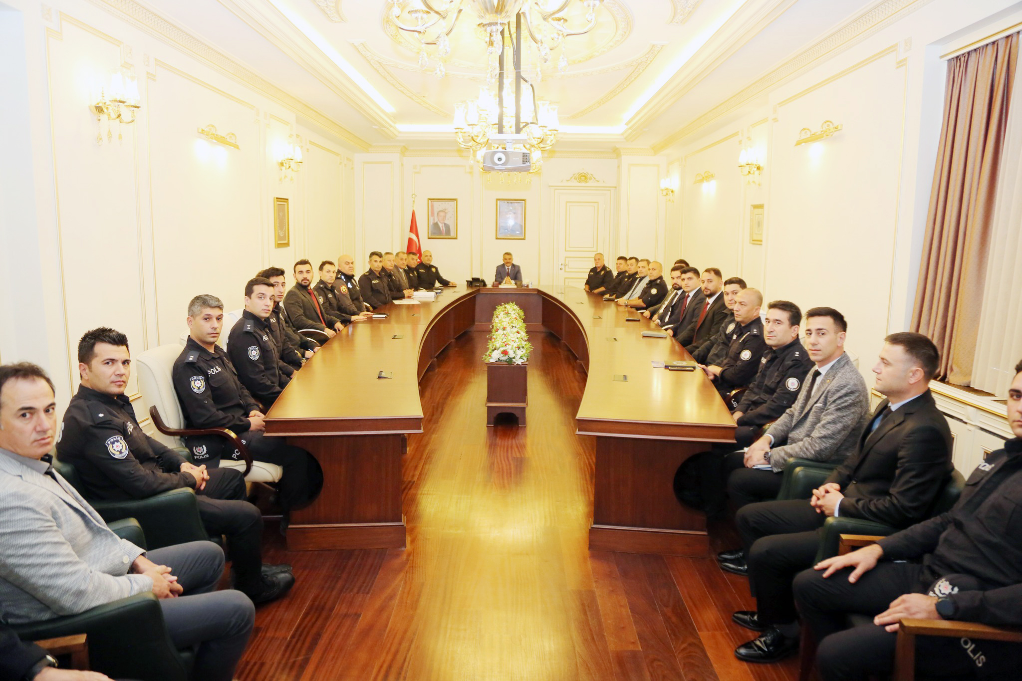 Yozgat İl Emniyet Müdürü Recep Tecimer, ilçe emniyet müdürleri ve