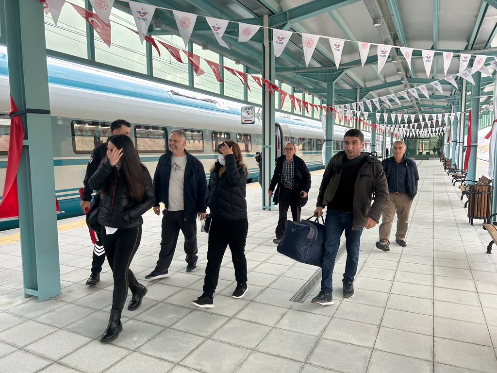 Ankara-Yozgat-Sivas Yüksek Hızlı Tren Hattının hizmete açılmasıyla vatandaşlar yoğun ilgi
