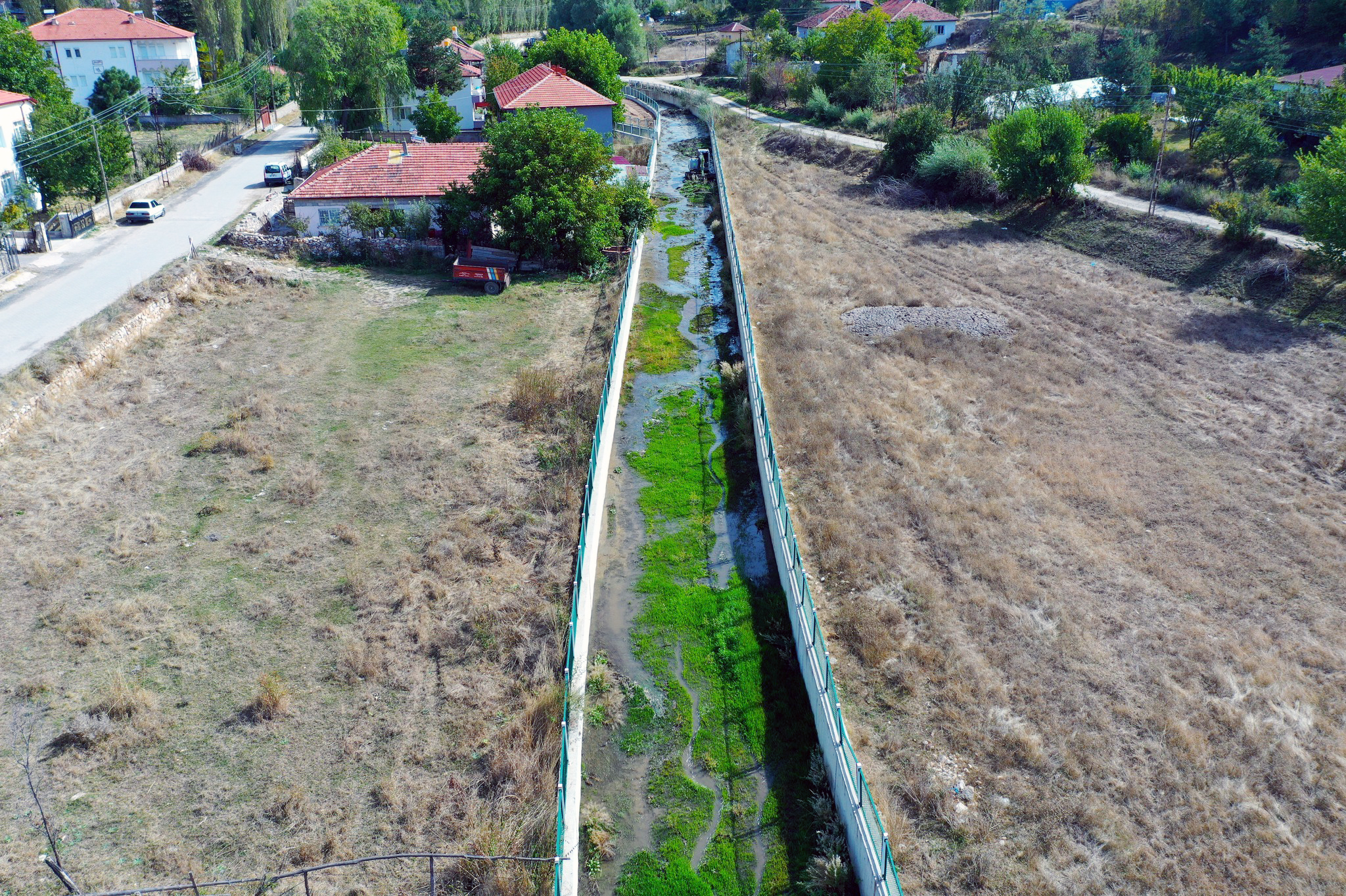 Akdağmadeni Belediyesi tarafından başlatılan çalışmalar doğrultusunda ilçe içerisinden geçen derenin