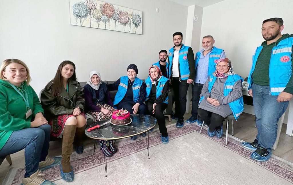 Yozgat Şehir Hastanesi Evde Sağlık birimi personelleri, 101 yaşına giren