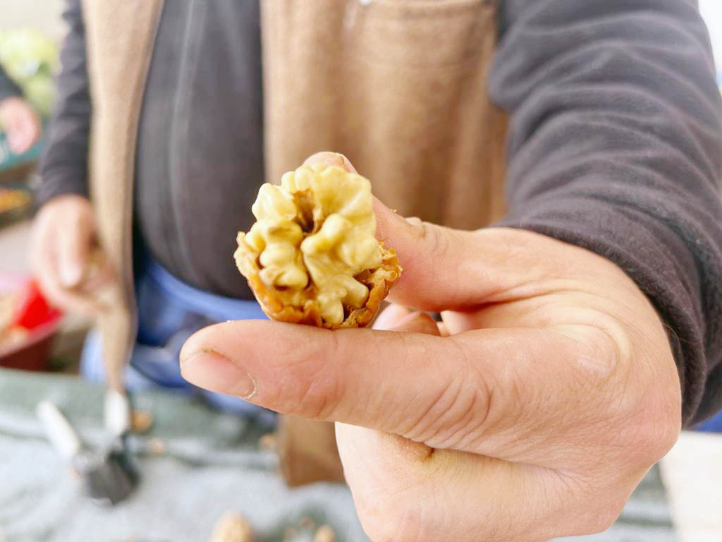 Yozgat’ta cevizi soğuk vurunca İstanbul’dan getirilen cevizler Çarşamba pazarında satışı