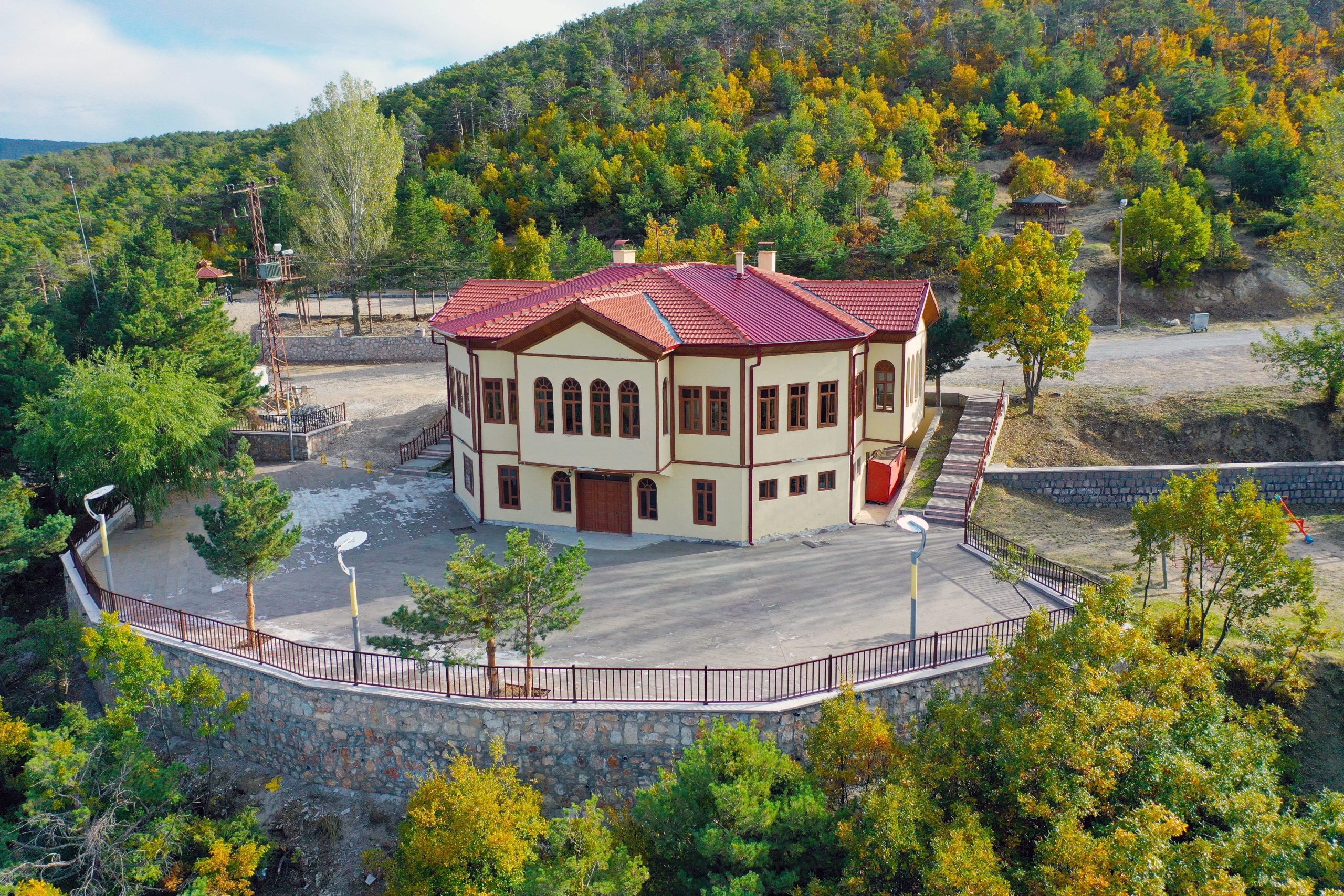 Akdağmadeni Belediyesi tarafından ilçede bulunan Kadıpınarı Tabiat Parkı’nın daha kullanılabilir
