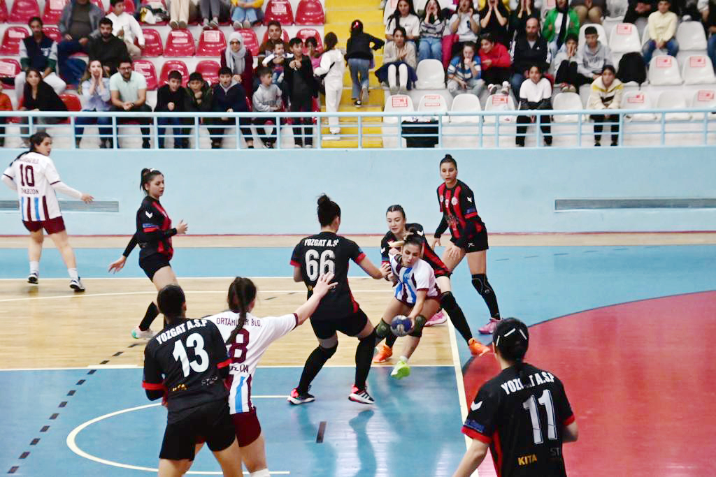 Hentbol Kadınlar Birinci Ligi B Grubunda mücadele eden Yozgat Aile