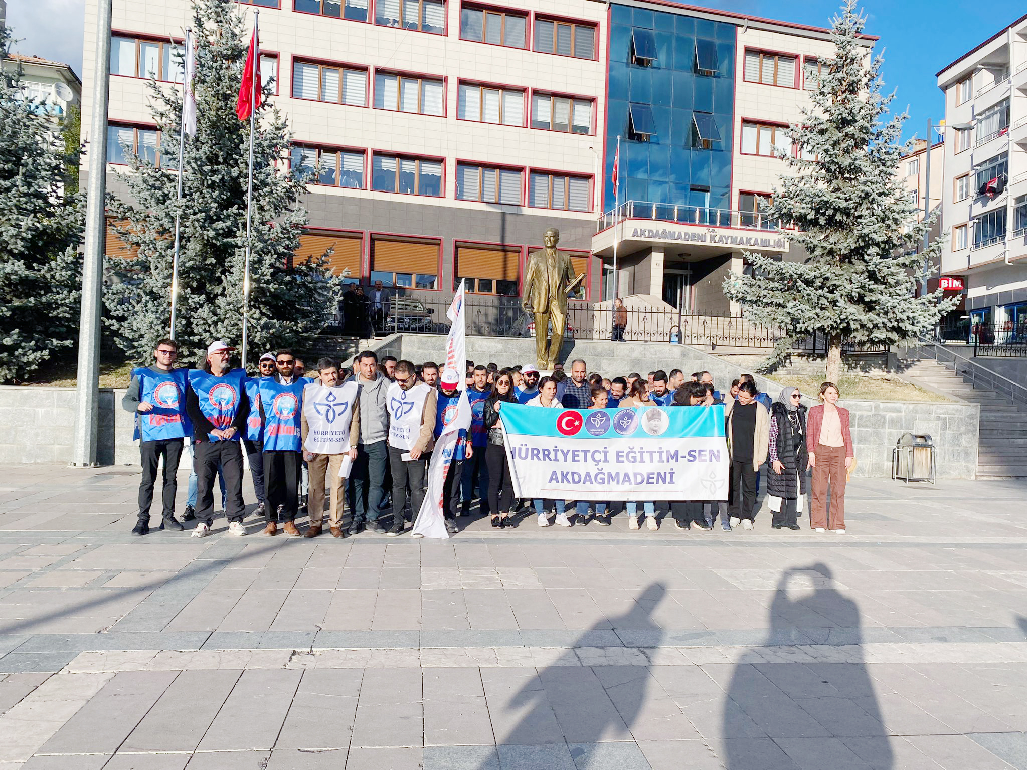 Geçtiğimiz günlerde Akdağmadeni ilçesinde öğretmene yapılan şiddet nedeniyle Hürriyetçi Eğitim