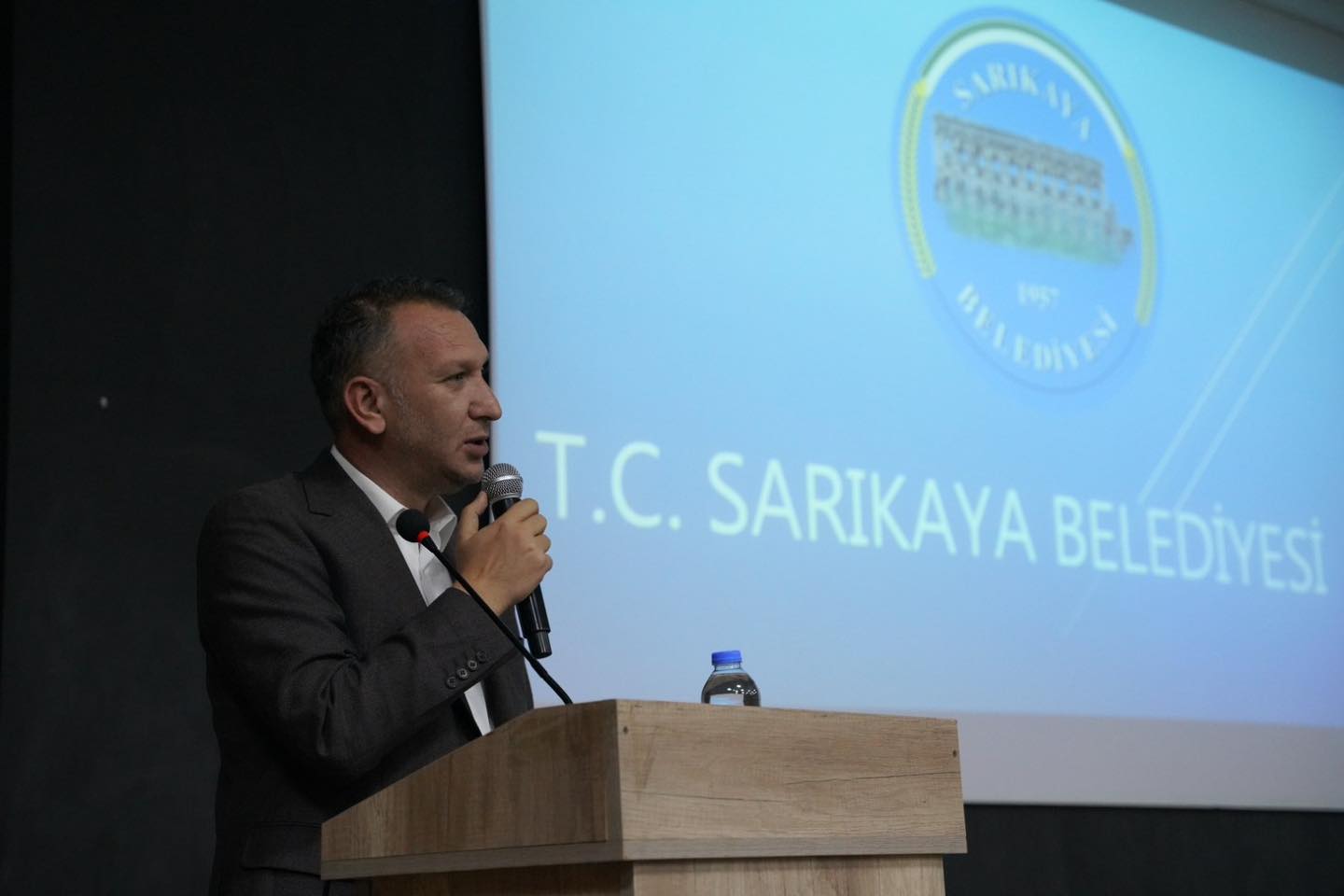 Sarıkaya Belediyesi tarafından ilçede; Karşıyaka Mahallesi'nde yol yapım çalışmaları yoğun