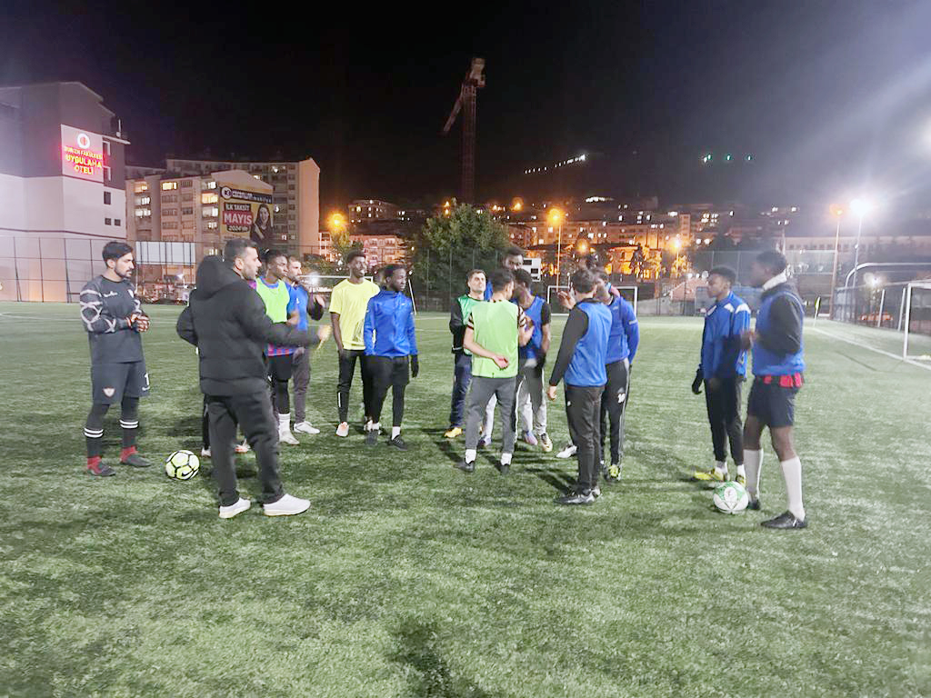 Yozgat’ta ikamet eden Irak ve Afrikalı amatör futbolcular, kendi aralarında