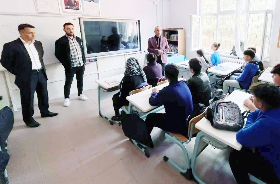 Sarıkaya İlçe Milli Eğitim Müdürü Cüneyt Yoldaş, okul ziyaretlerinde bulunarak,