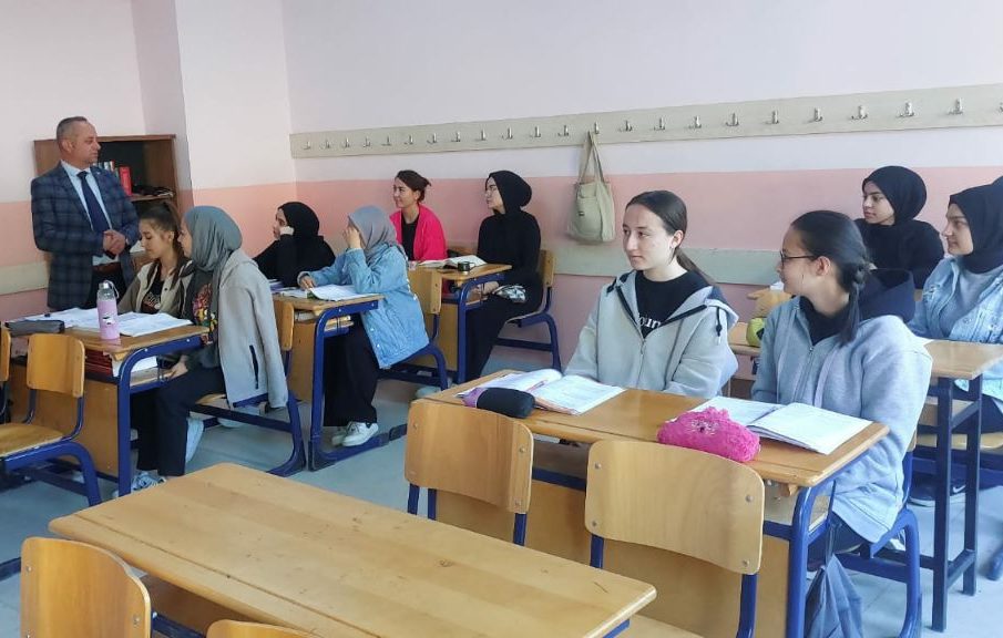 Sarıkaya İlçe Milli Eğitim Müdürü Cüneyt Yoldaş, okul ziyaretlerine Şehit