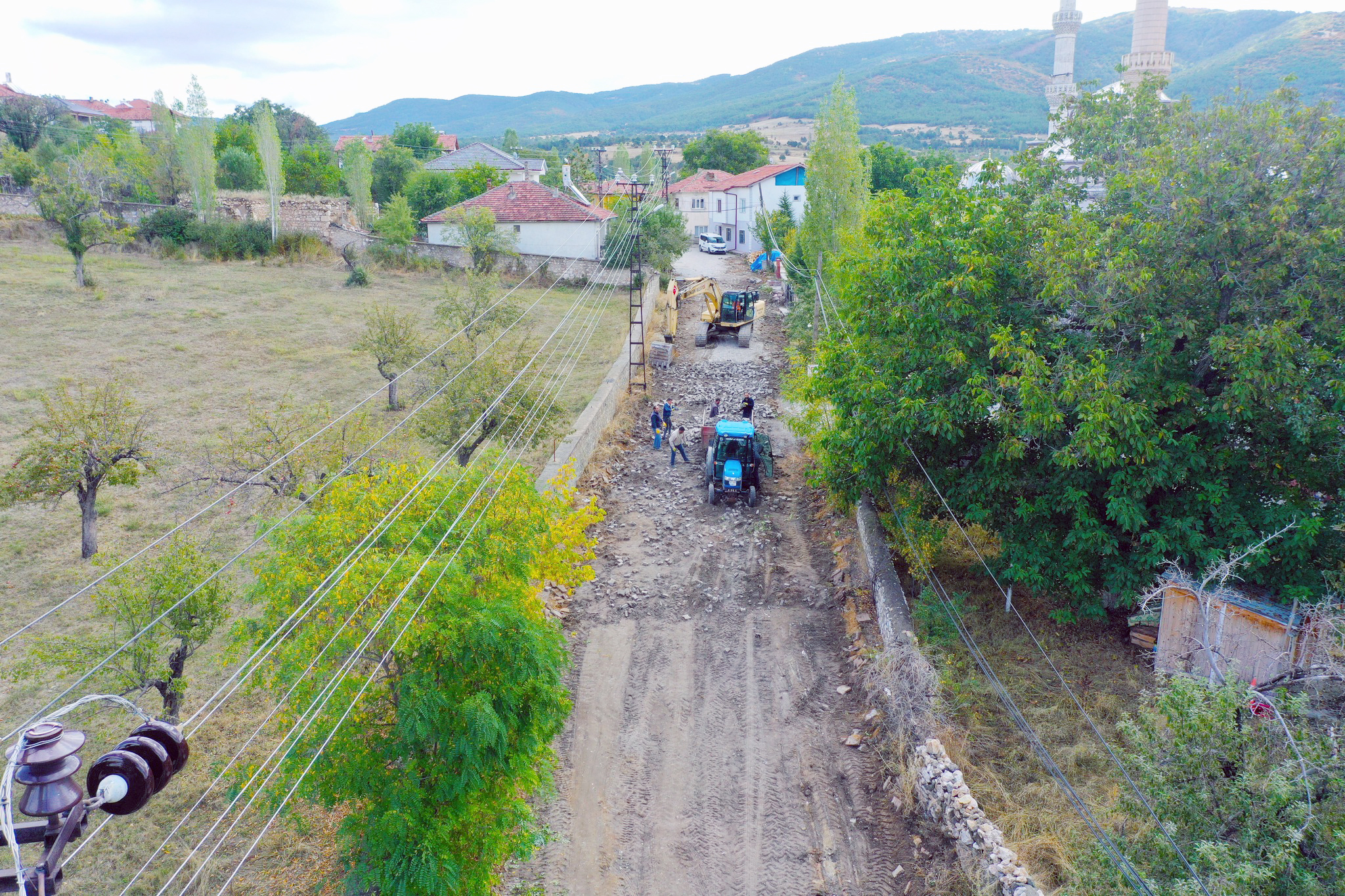 Akdağmadeni İlçesinde Belediye tarafından ilçenin farklı noktalarda yol yenileme ve