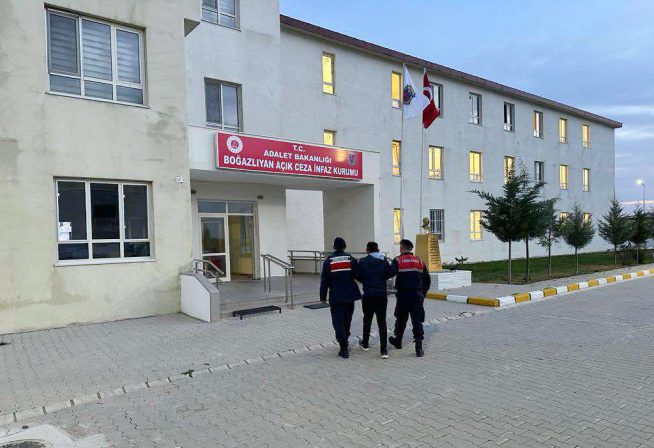 Jandarma, hapis cezası bulunan 15 şahsı adalete teslim etti