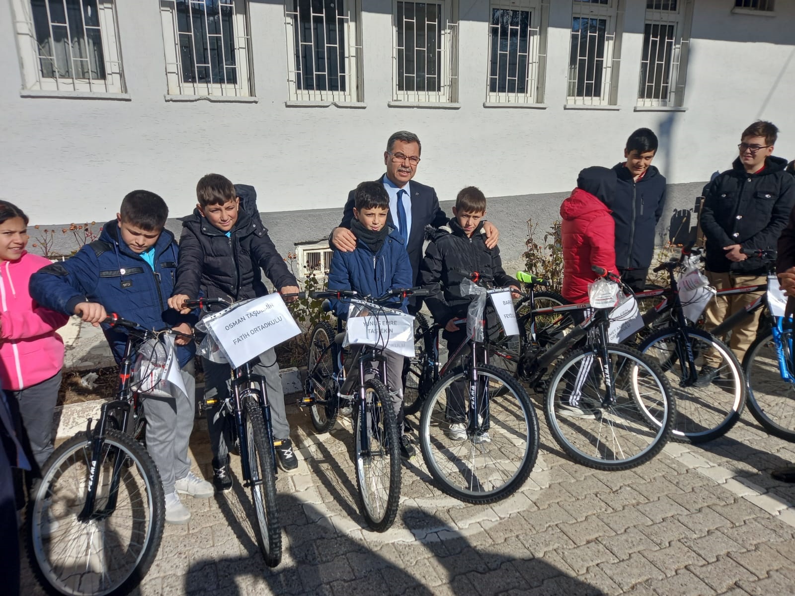 60 öğrenciye bisiklet hediye edildi