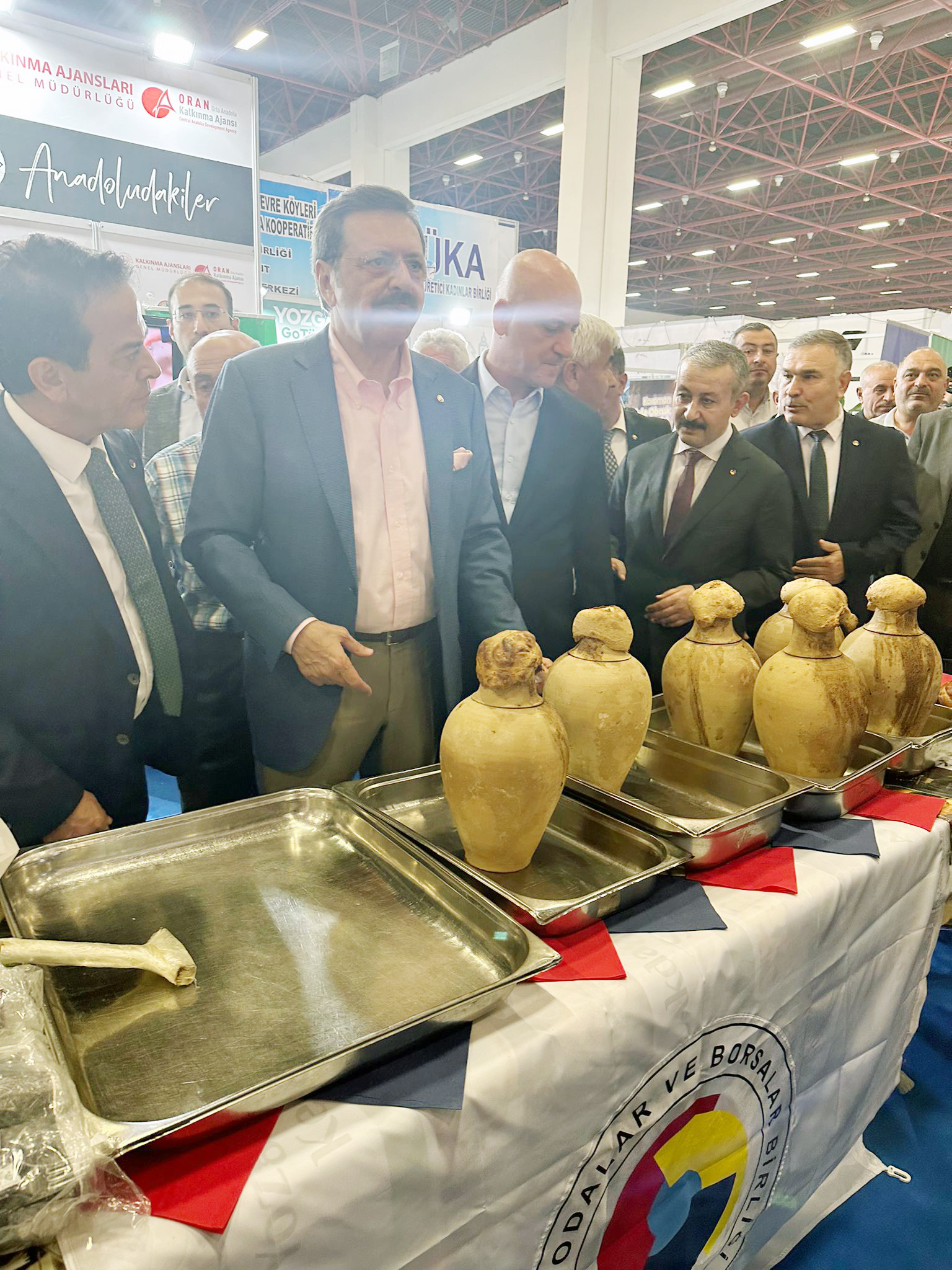 Antalya’da düzenlenen Yöresel Ürünler Fuarı (YÖREX) renkli ve lezzetli bir