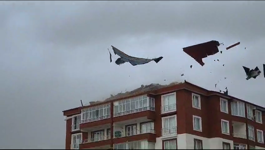Yozgat’ta şiddetli rüzgar çatıları uçurdu