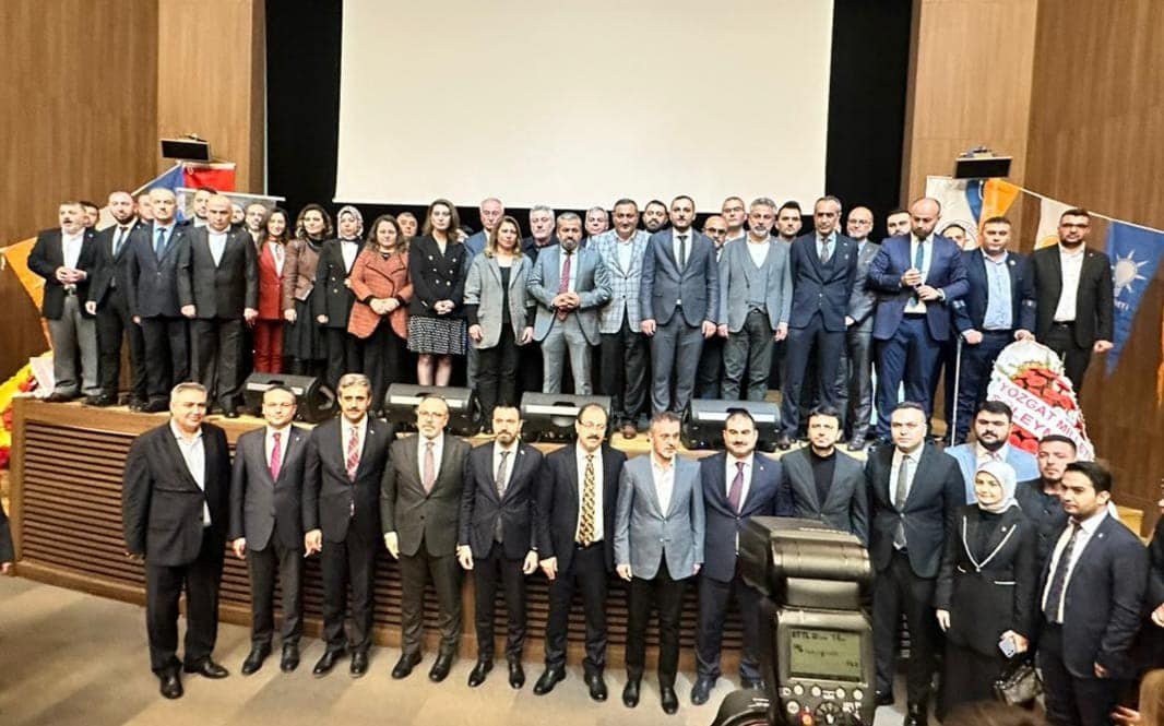 AK Parti Yozgat İl Başkanlığı'nda düzenlenen tanışma toplantısının ardından yeni