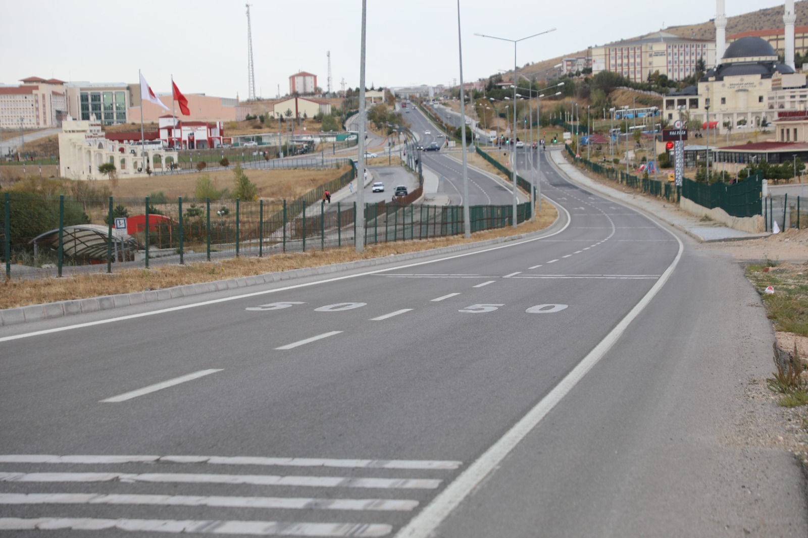 Yozgat Bozok Üniversitesi kampüs alanından geçen şehirlerarası karayolu, öğrenci ve