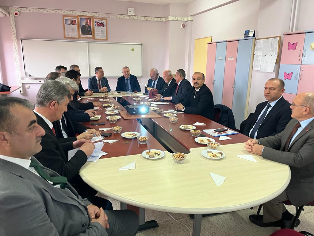 İl Milli Eğitim Müdürü İsmail Altınkaynak, beraberinde İl Milli Eğitim