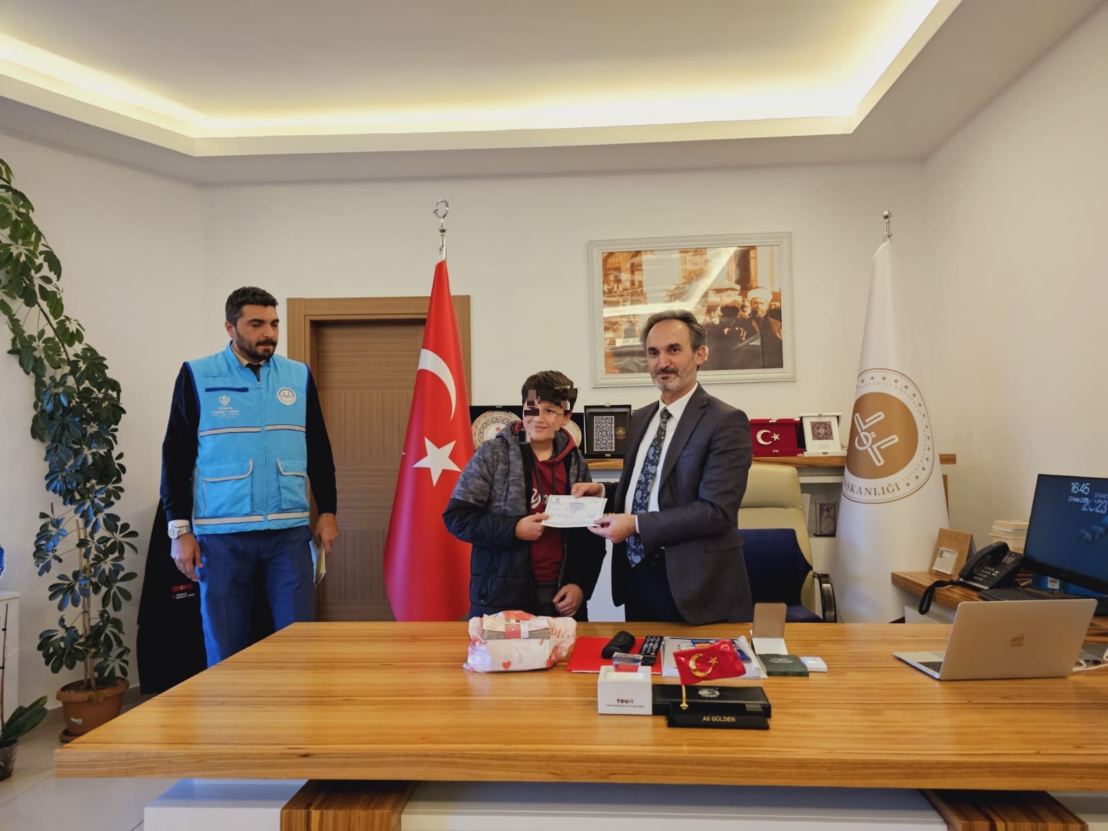 Yozgat Merkez Orta Okulu öğrencileri aralarında topladıkları paraları ve harçlıklarını