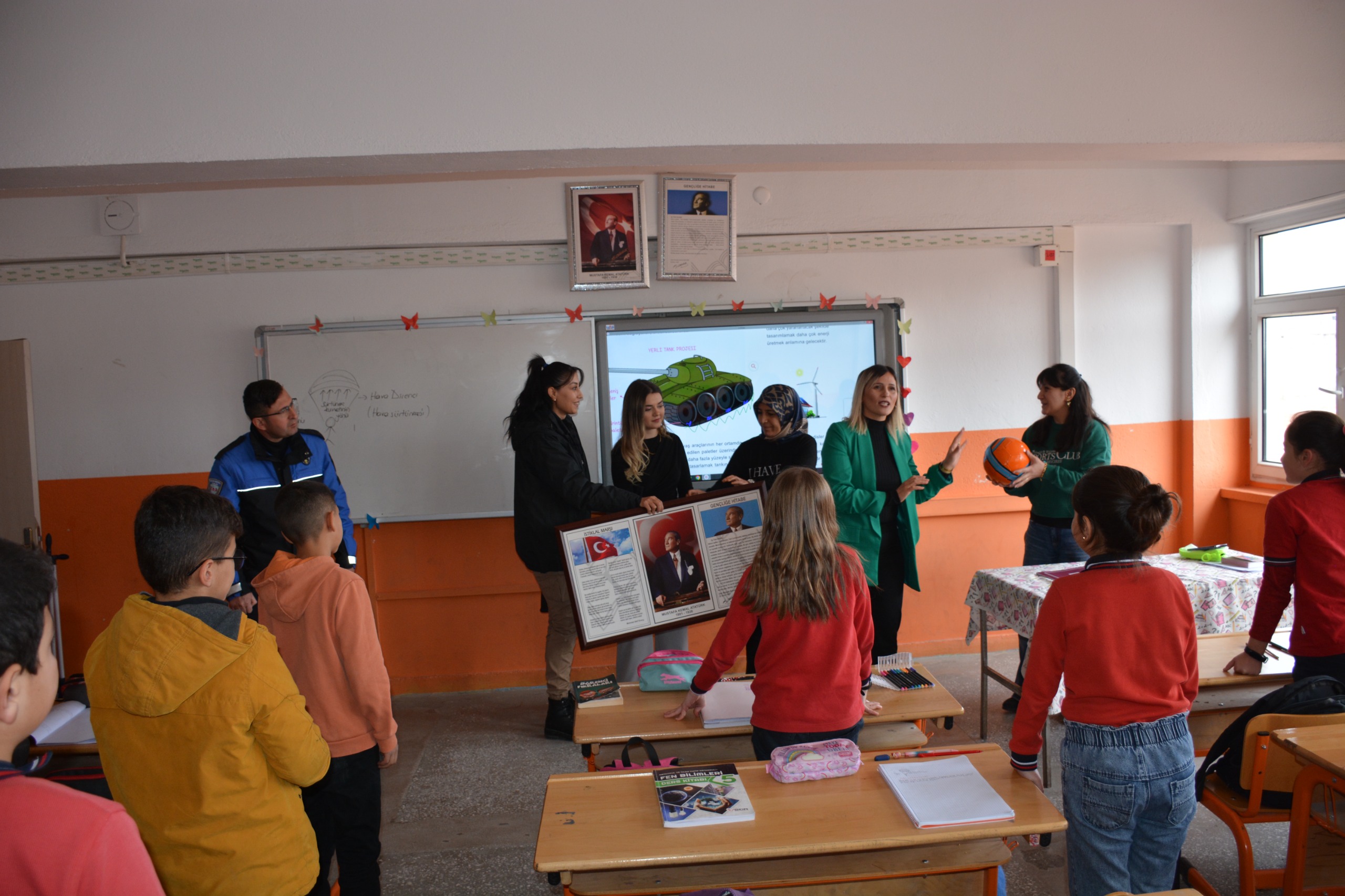 Yozgat Polis Eşleri Derneği üyeleri, şehirdeki sevgi ve dayanışma çalışmalarını