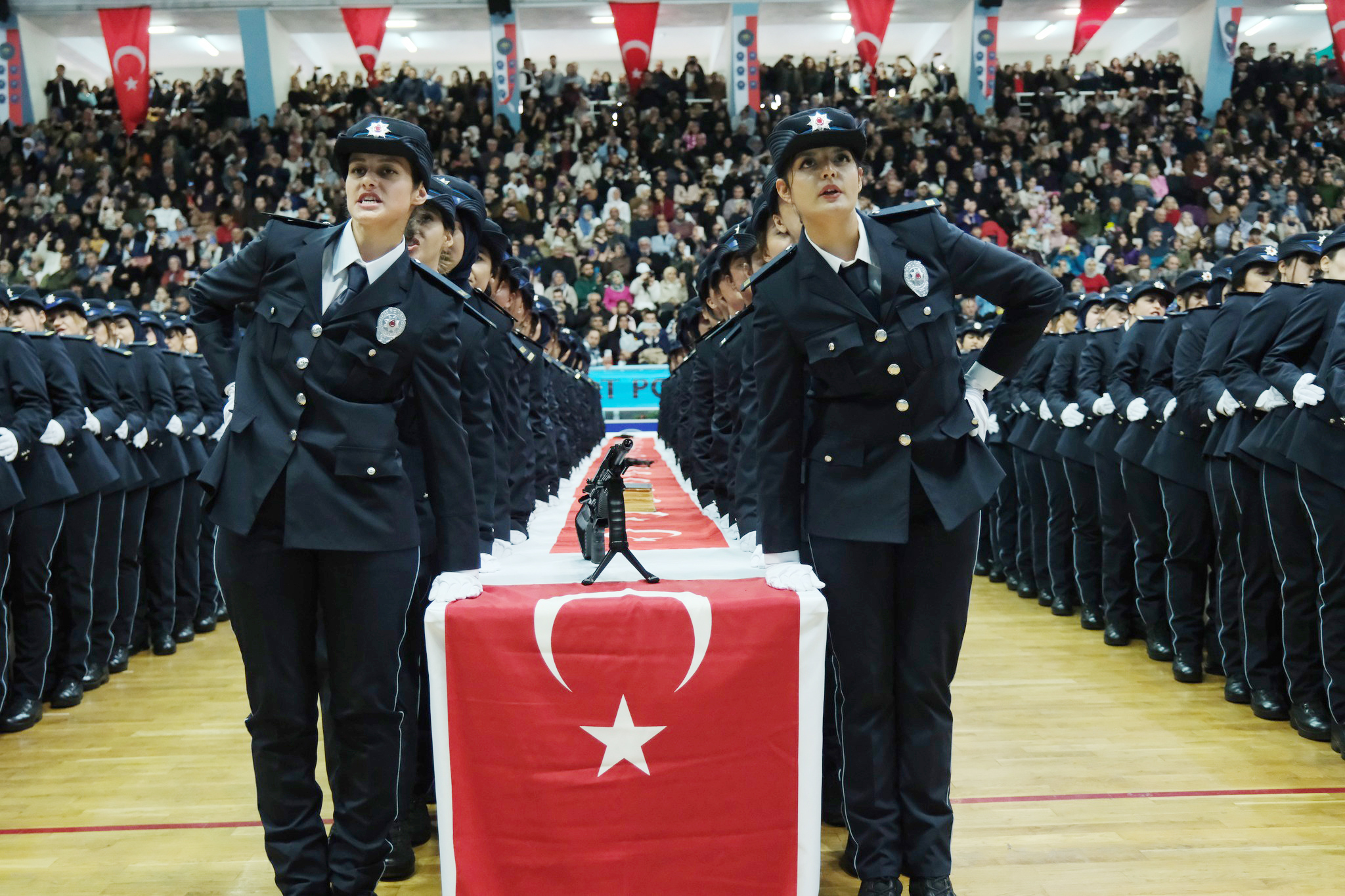 Yozgat Polis Meslek Eğitim Merkezi (POMEM) tarafından düzenlenen mezuniyet töreninde,
