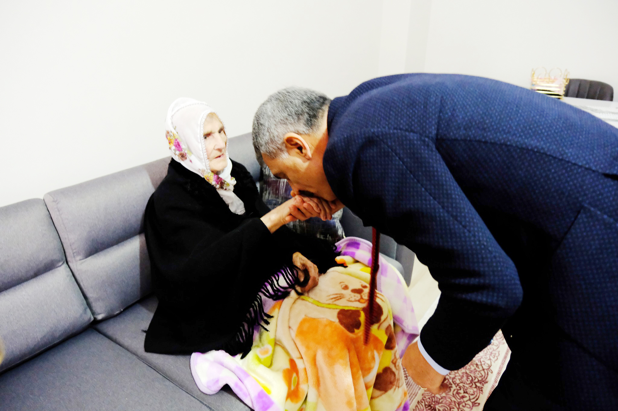 Yozgat Valisi Mehmet Ali Özkan, Köseoğlu Mahallesi'nde yaşayan ve 101