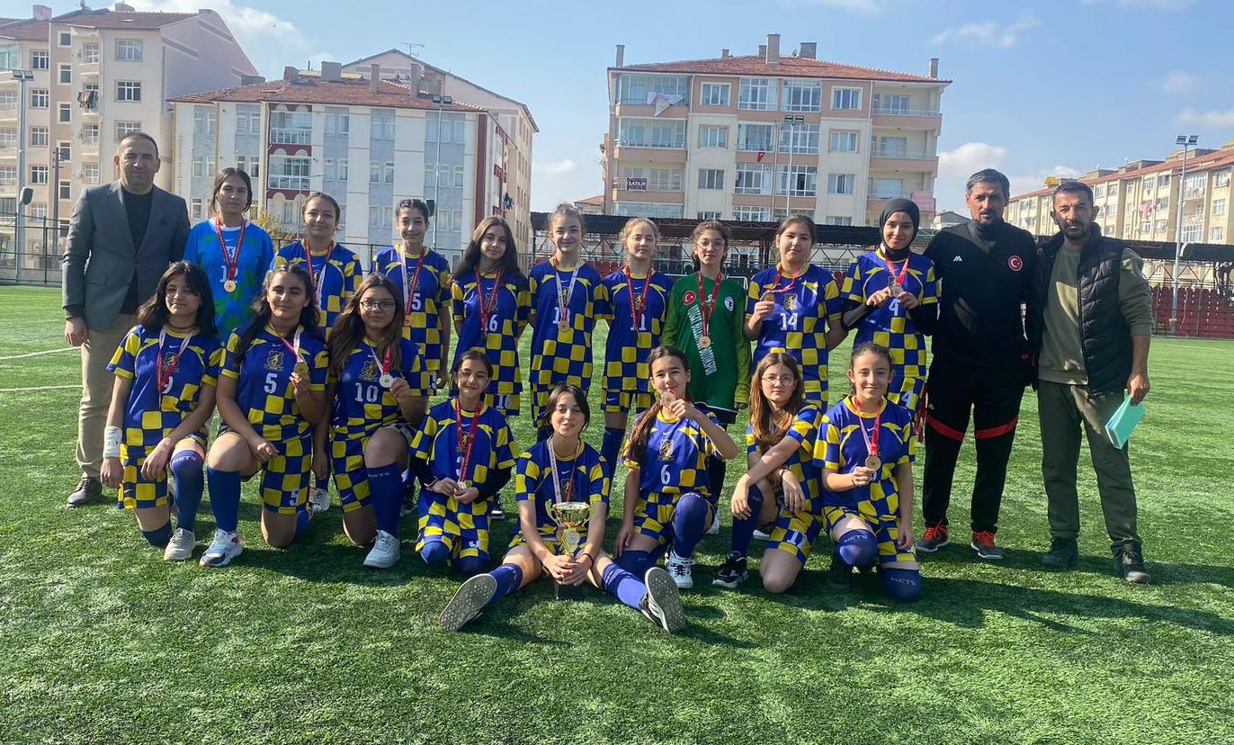 Yozgat Merkez Ortaokulu öğrencileri, son düzenlenen ortaokullar arası spor müsabakalarında