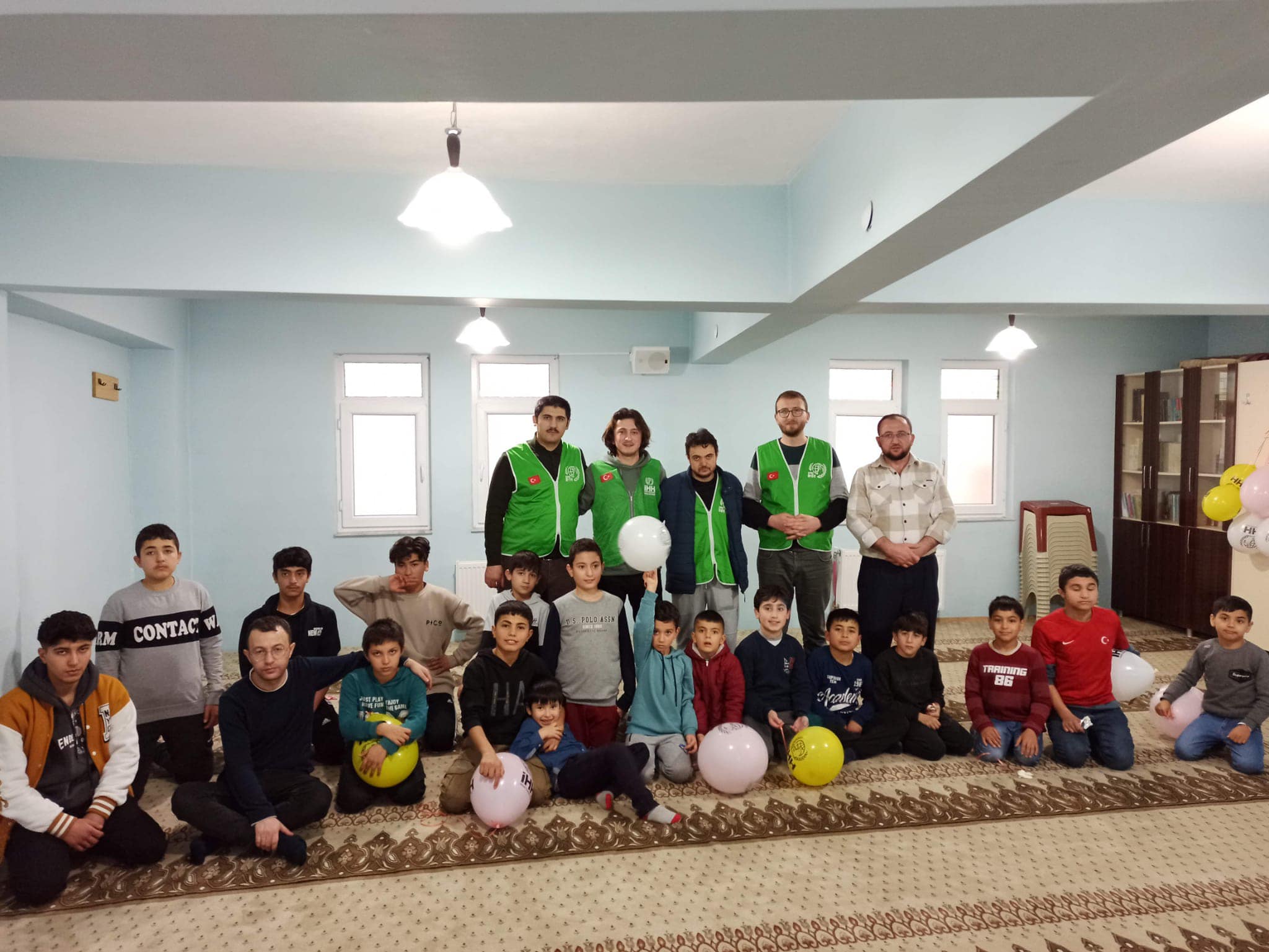 Yozgat Genç İHH Ortaokulu öğrencileri, karnelerini aldıkları sevinçli bir günü