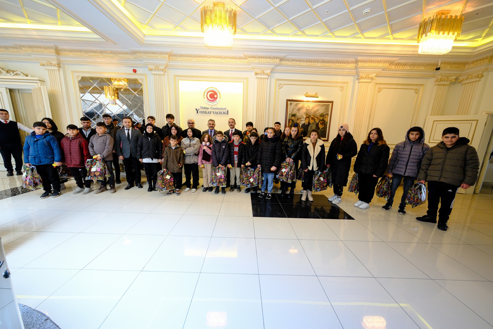 Yozgat Valisi Mehmet Ali Özkan, ziyaretine gelen yaklaşık 30 çocuğu,