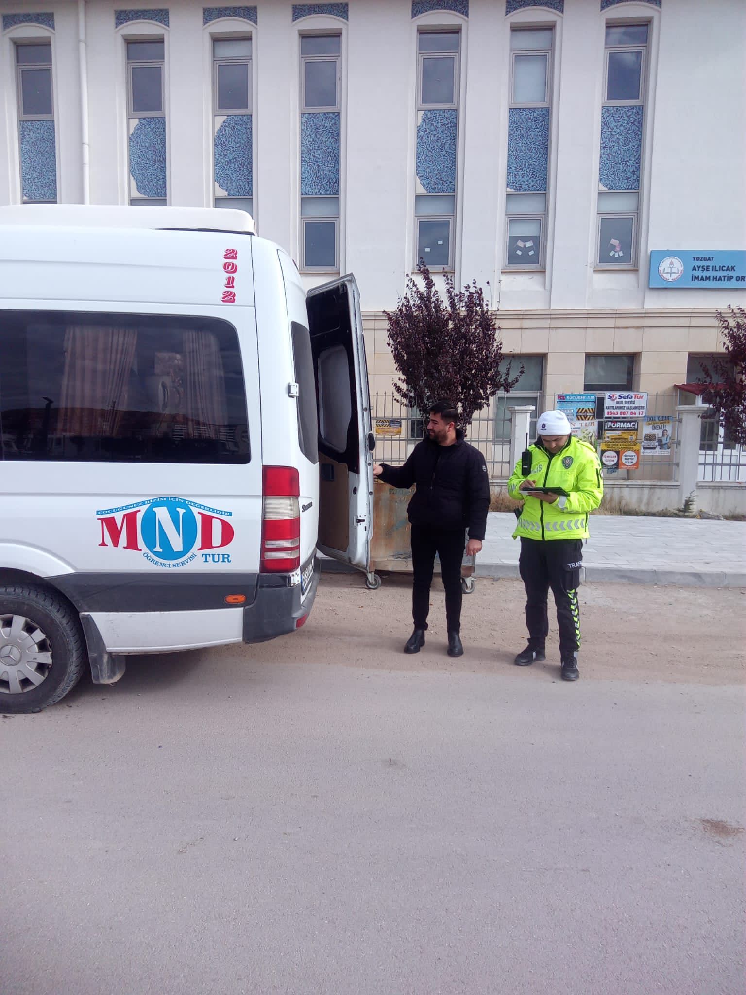 İl Jandarma Komutanlığı ve İl Emniyet Müdürlüğü trafik ekipleri, okul