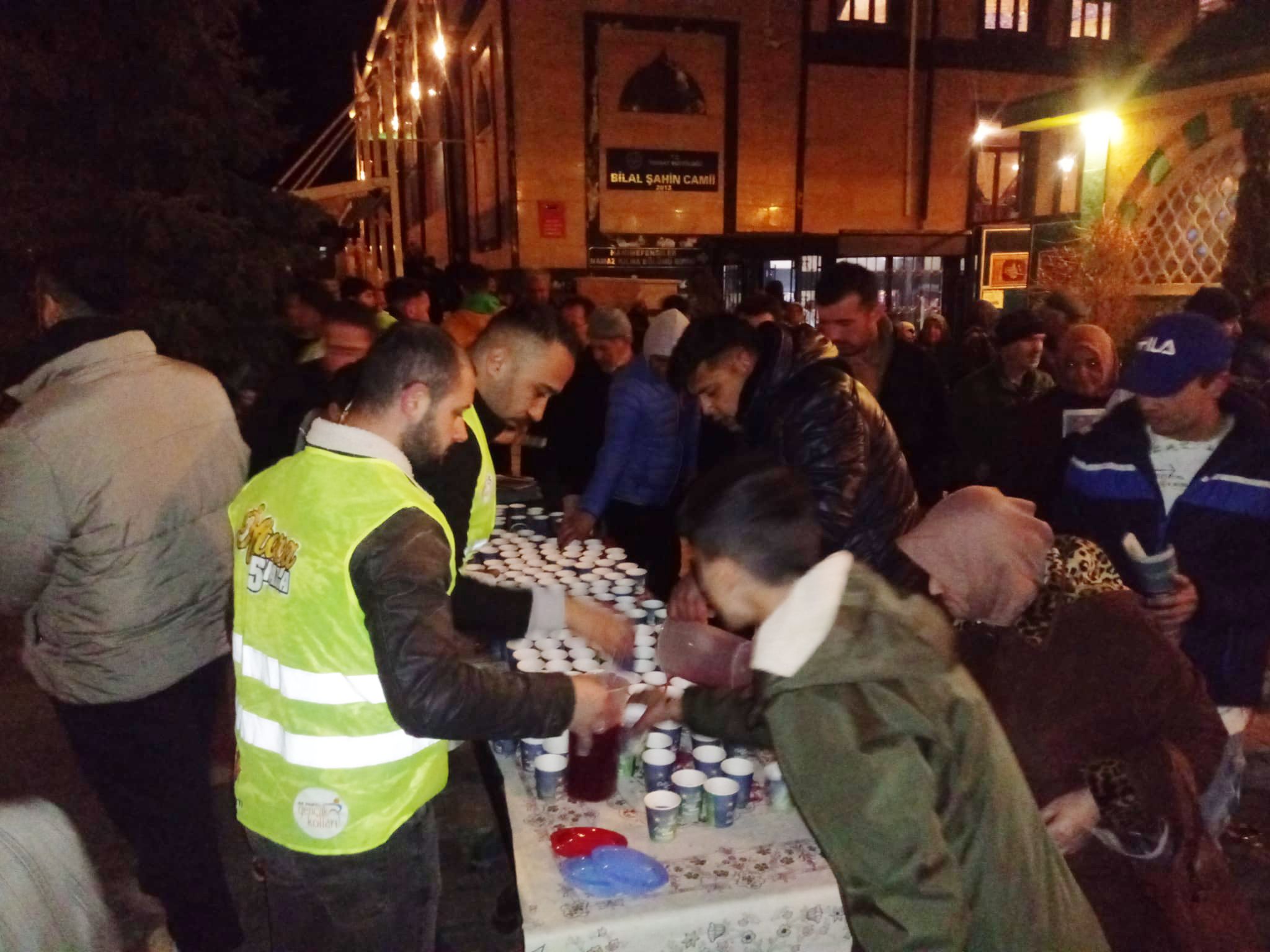 Yozgat’ta Bilal Şahin Külliyesi'nde her akşam yatsı ve teravih namazından