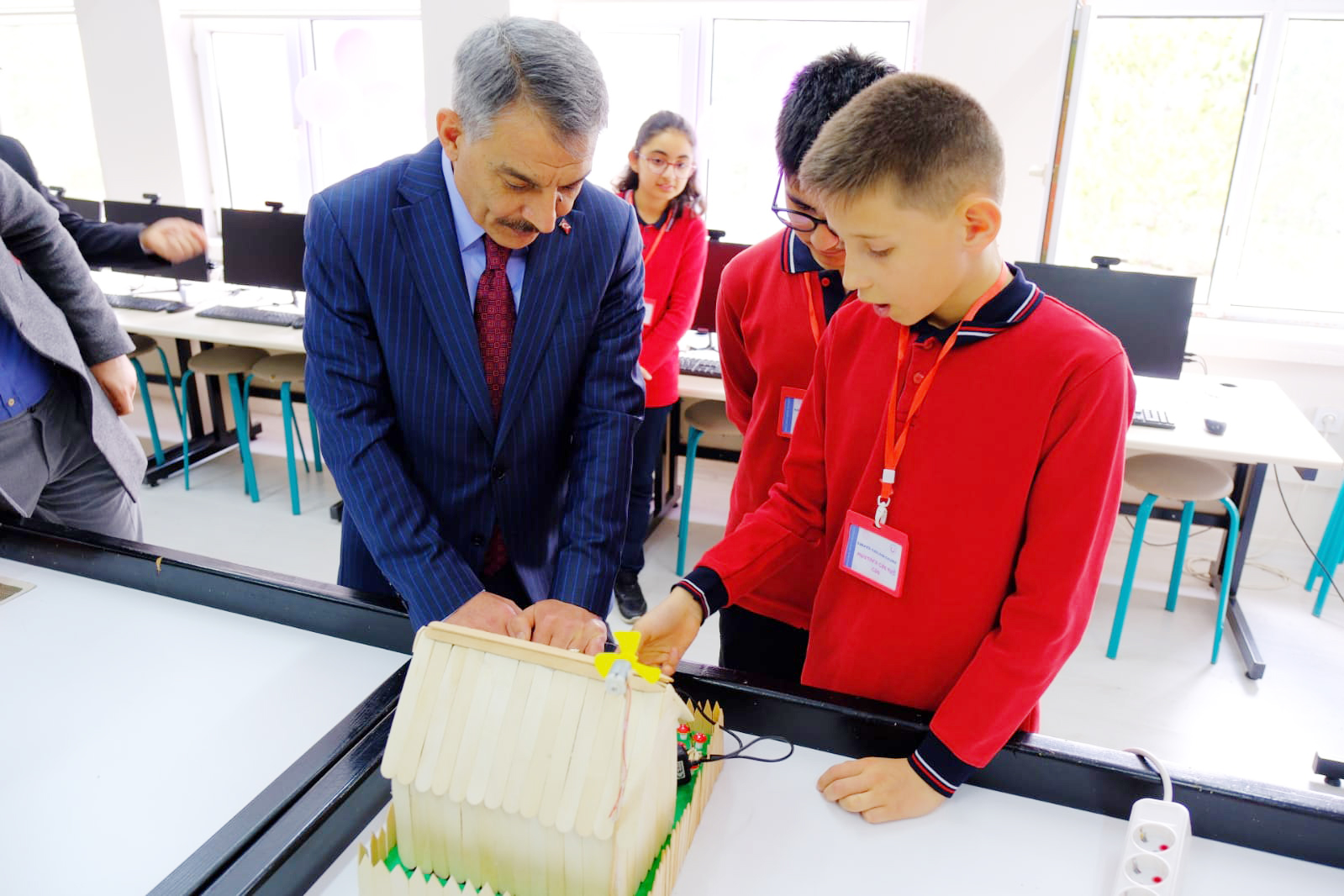 Yozgat Valisi Mehmet Ali Özkan, beraberinde İl Milli Eğitim Müdürü