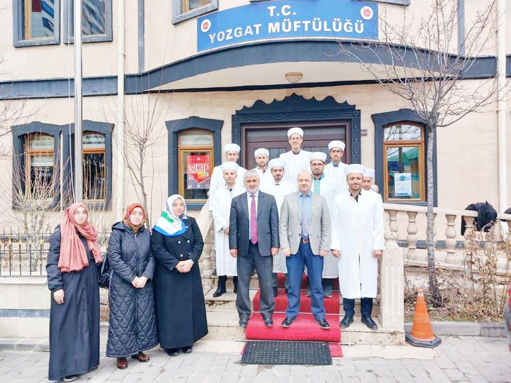 Diyanet Akademisi'nden mezun olarak Yozgat’ta göreve başlayan din görevlilerine "Cübbe-Sarık
