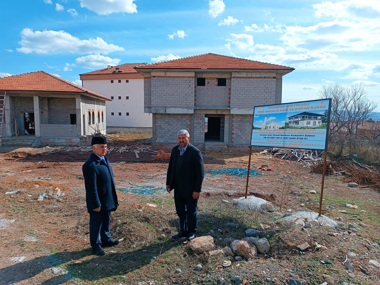 Kadışehri ilçe merkezinde, Yenimahalle'de yer alan mini ve mütevazı cami