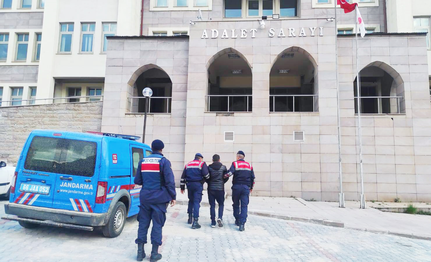 Yozgat İl Jandarma Komutanlığı ekipleri, aranan şahısların yakalanması için yürütülen