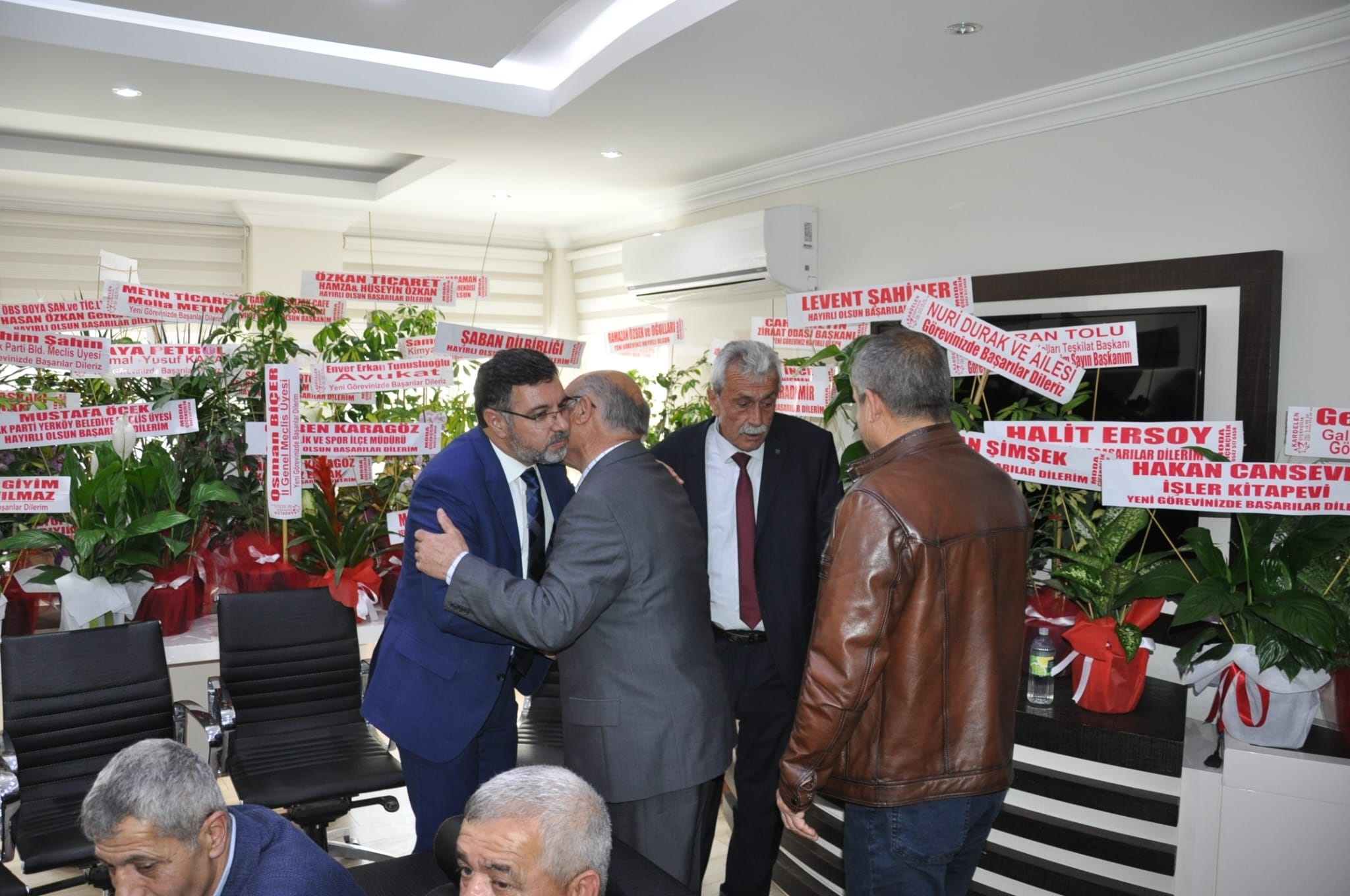 Başkan Arslan ilçe halkı ve belediye personeliyle bayramlaştı