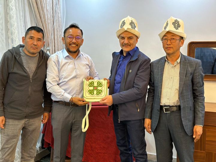 Yenifakılı Kırgız Kültür Yardımlaşma Derneği’nden Vali Özkan’a ziyaret