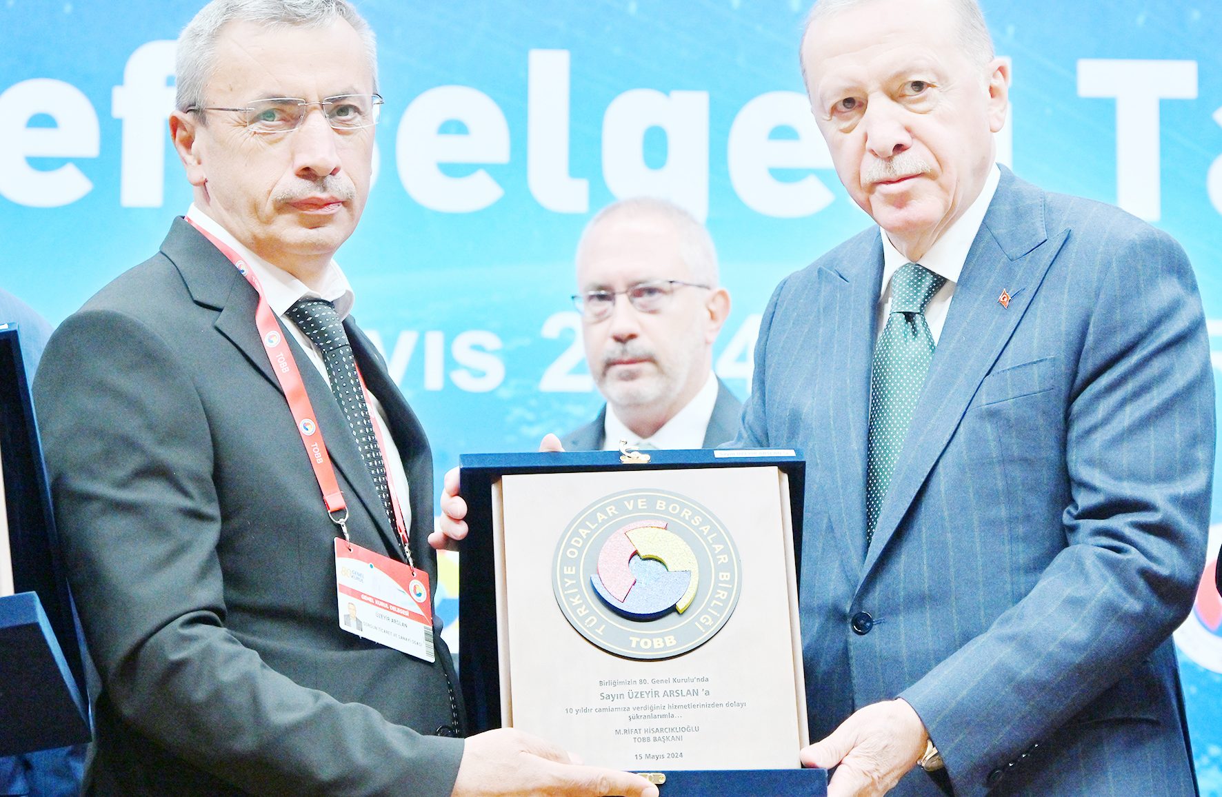 Arslan’a plaketini Cumhurbaşkanı Erdoğan takdim etti