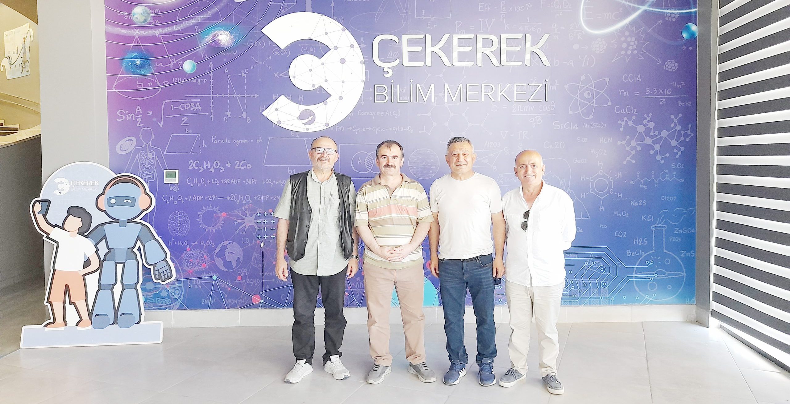 Pazarören kökenli bir grup mezun, eğitime ve memleketlerine duyarlılıklarıyla tanınan