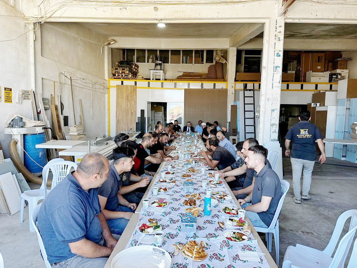 Yozgat Belediye Başkanı Dr. Kazım Arslan sanayi esnafıyla kahvaltıda bir