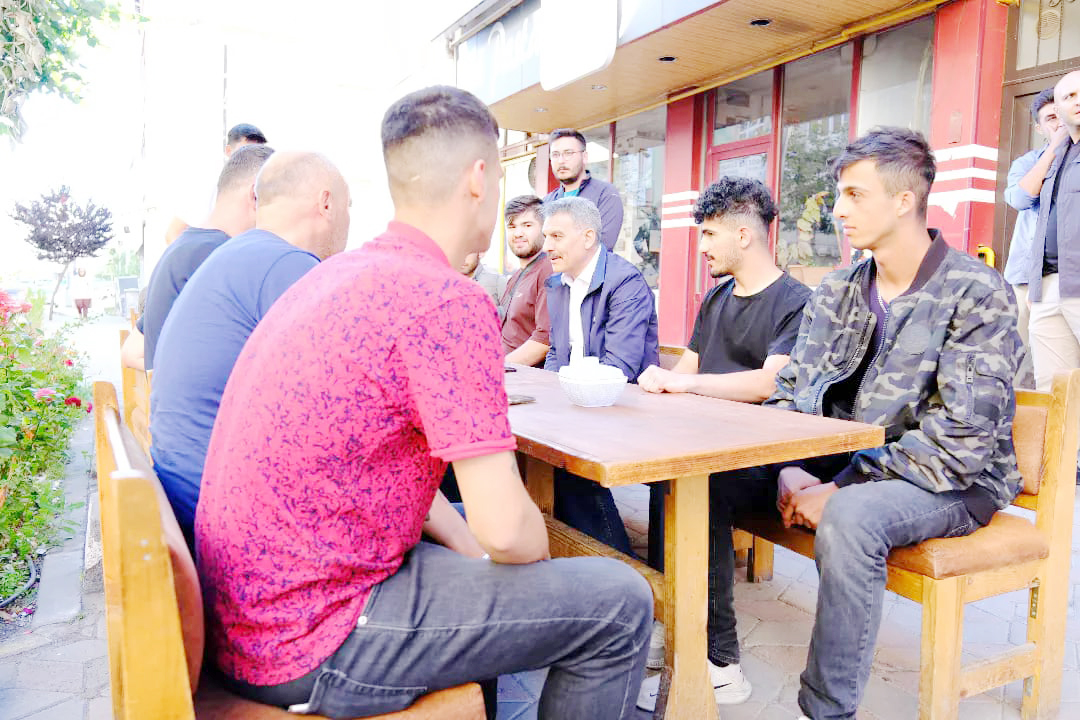 Yozgat Valisi Mehmet Ali Özkan, esnaf ziyaretleri kapsamında vatandaşlarla bir